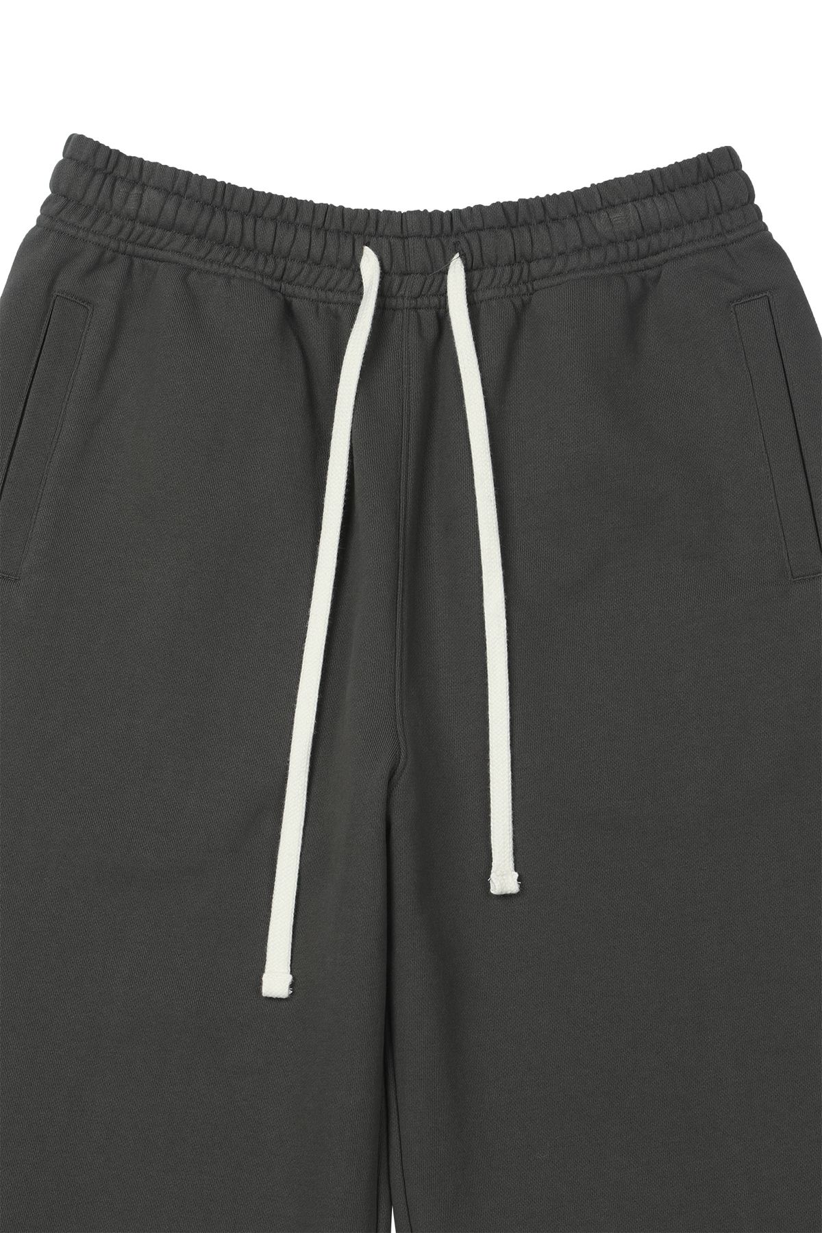 다이닛(DEINET) DN SCRIPT SWEAT BERMUDA PANTS IN CHARCOAL