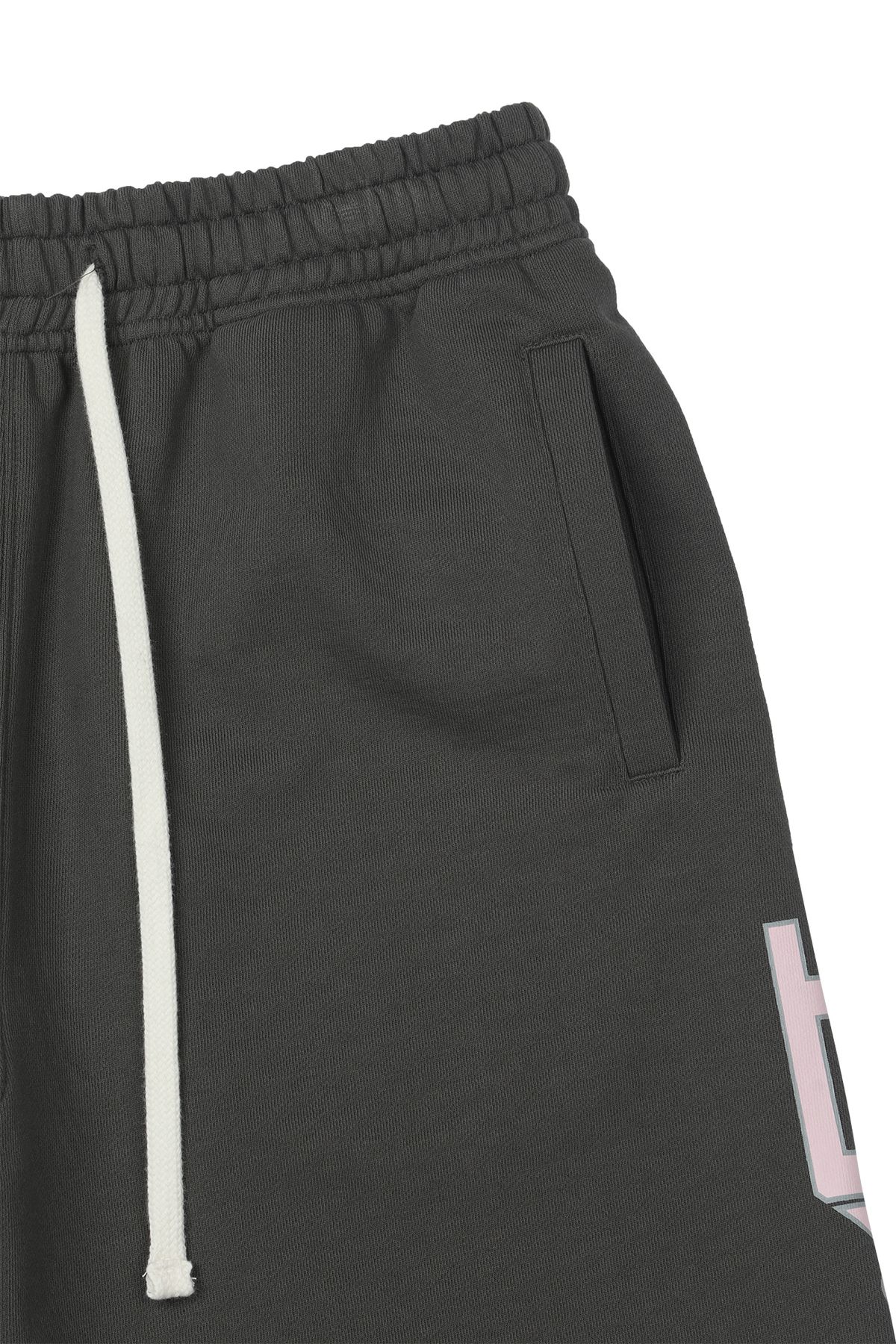 다이닛(DEINET) DN SCRIPT SWEAT BERMUDA PANTS IN CHARCOAL