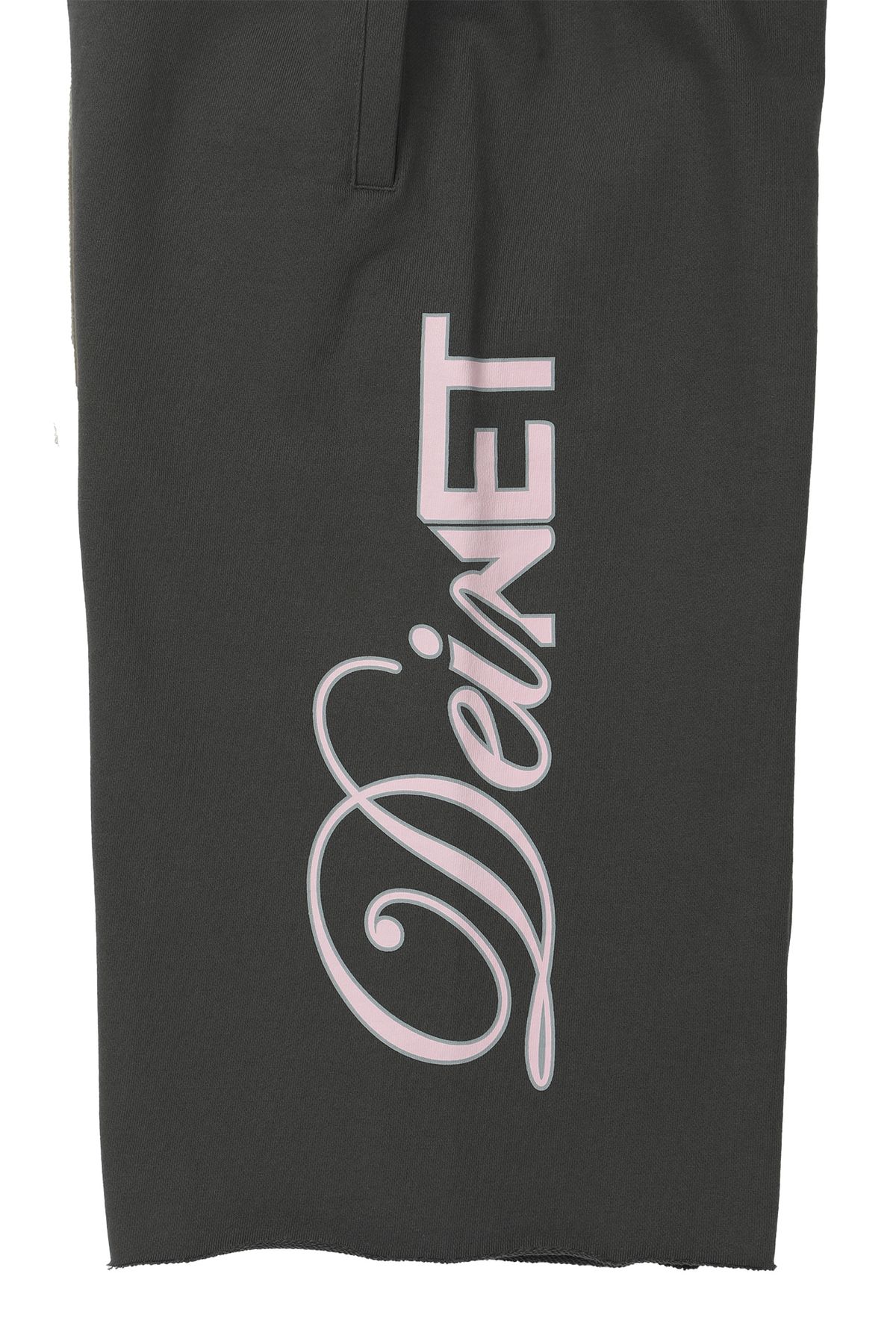 다이닛(DEINET) DN SCRIPT SWEAT BERMUDA PANTS IN CHARCOAL