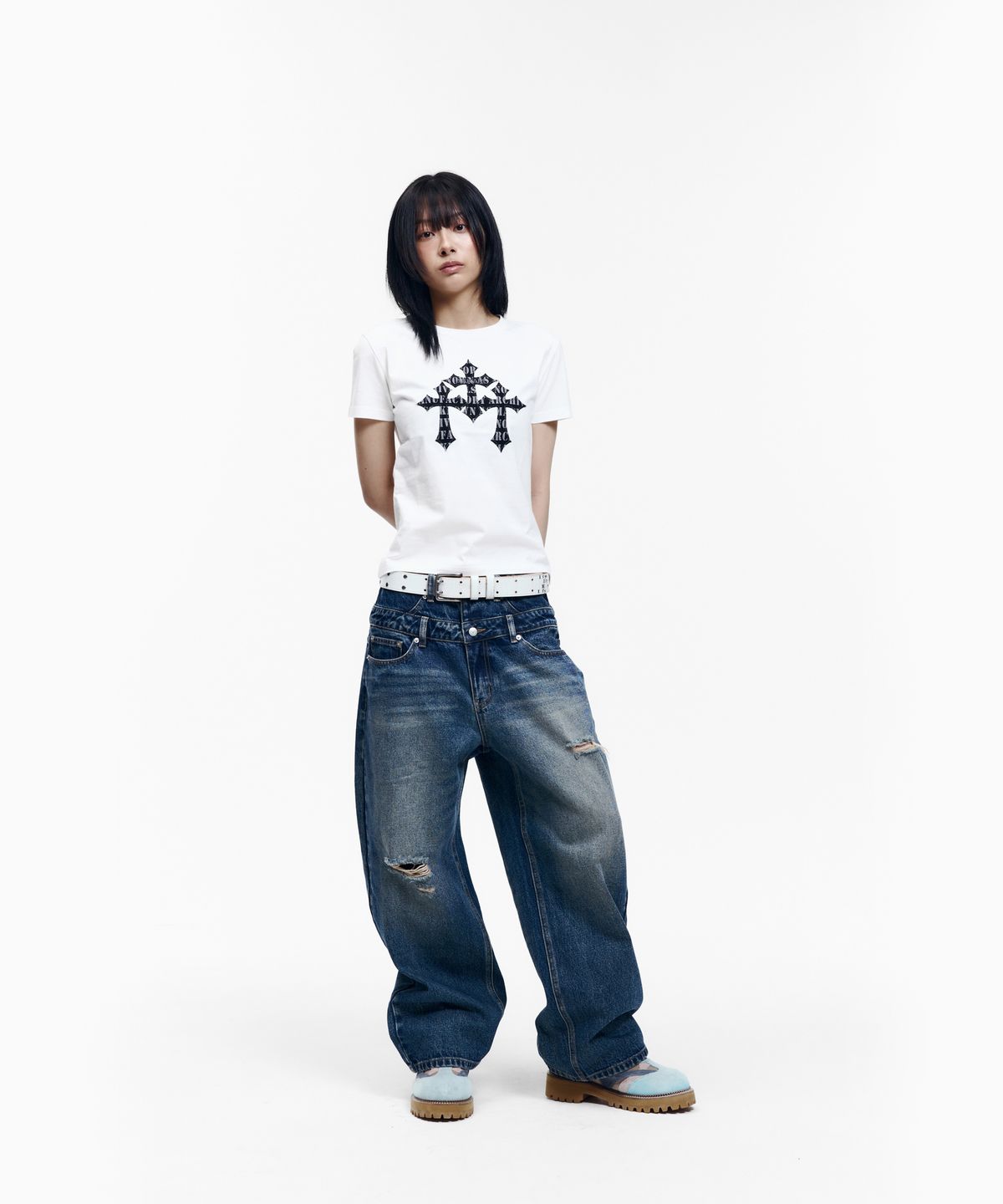 아캄(AAKAM) Trinity Cross Half Top (White)