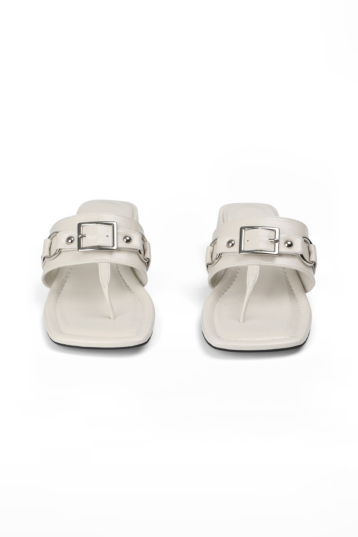 다이닛(DEINET) STUD SQUARE FLIP FLOP IN WHITE