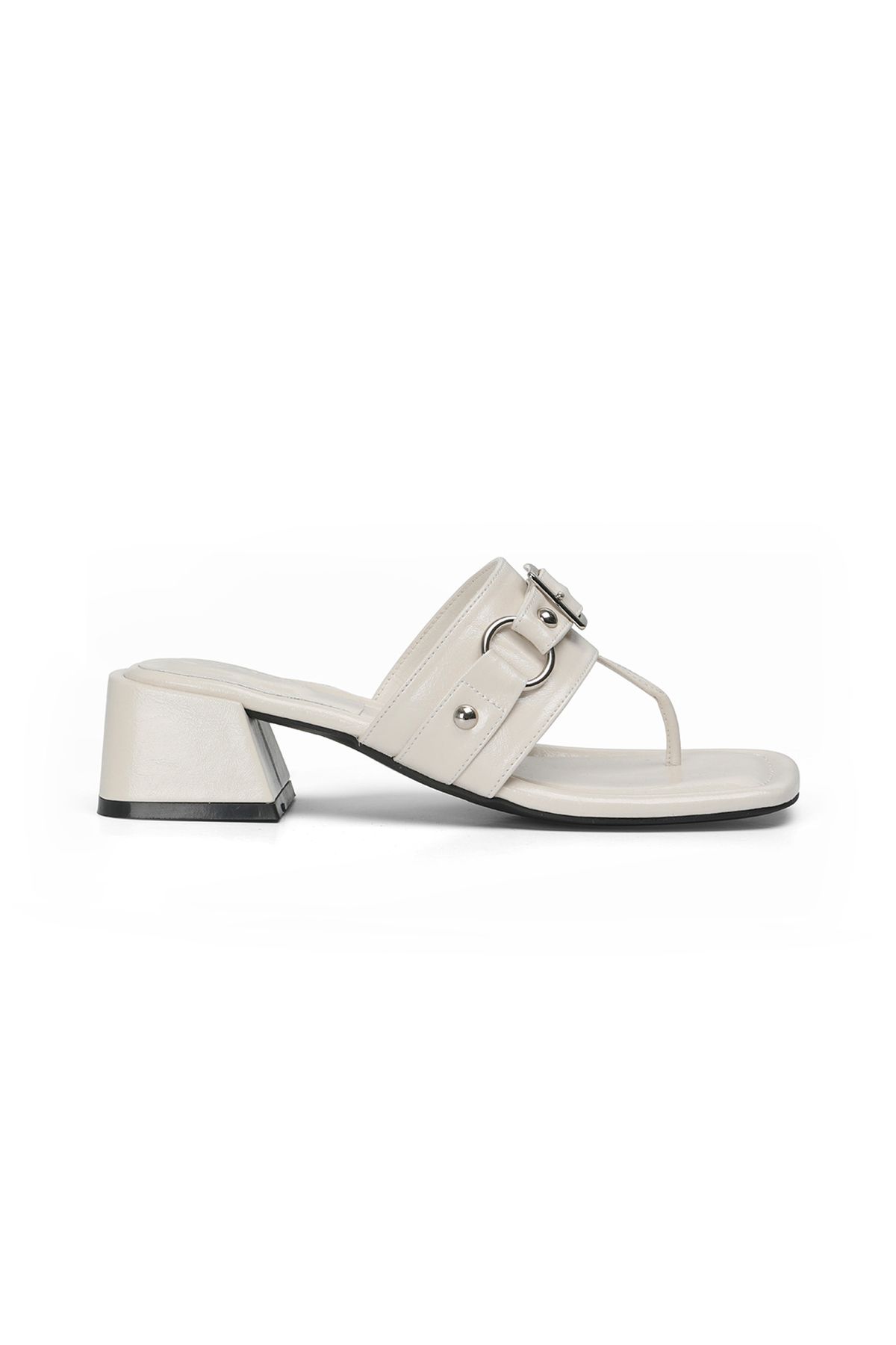 다이닛(DEINET) STUD SQUARE FLIP FLOP IN WHITE