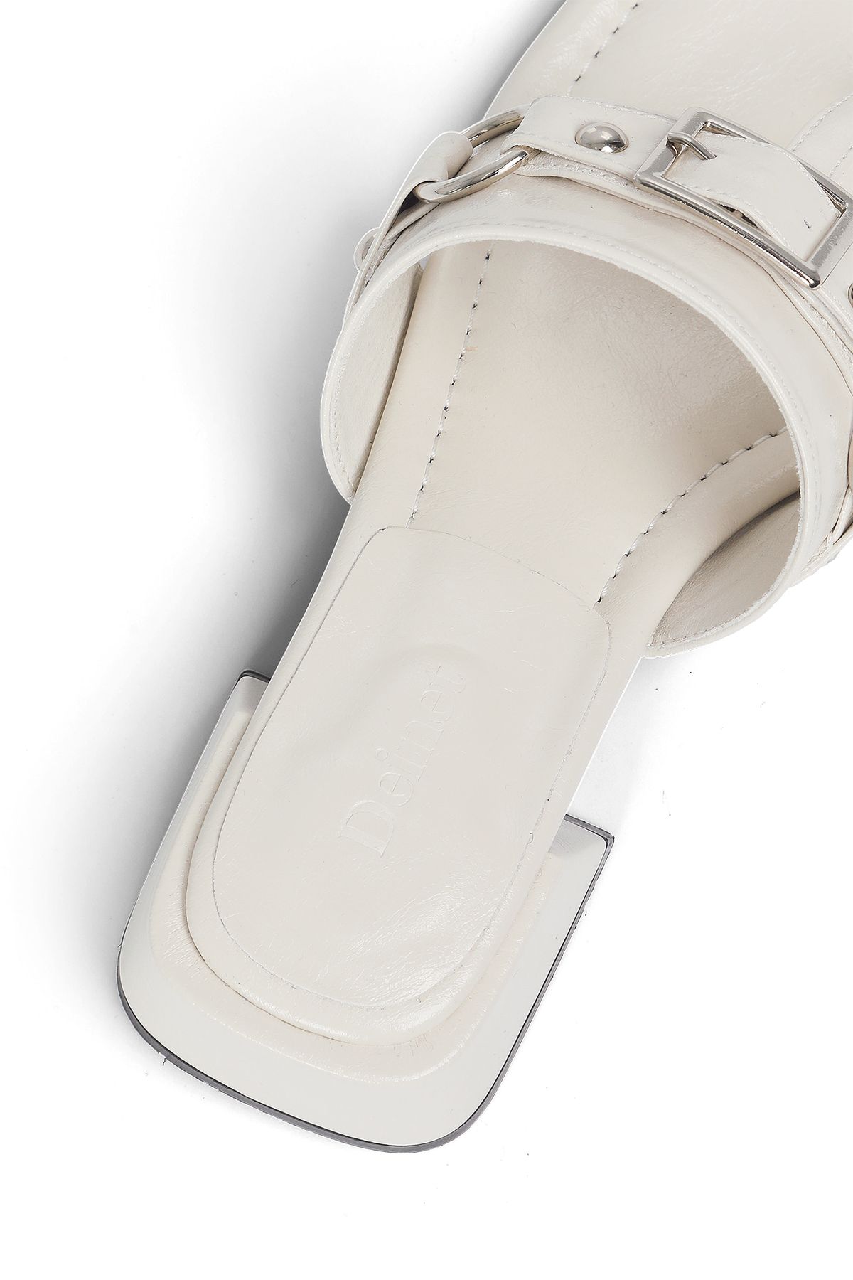다이닛(DEINET) STUD SQUARE FLIP FLOP IN WHITE