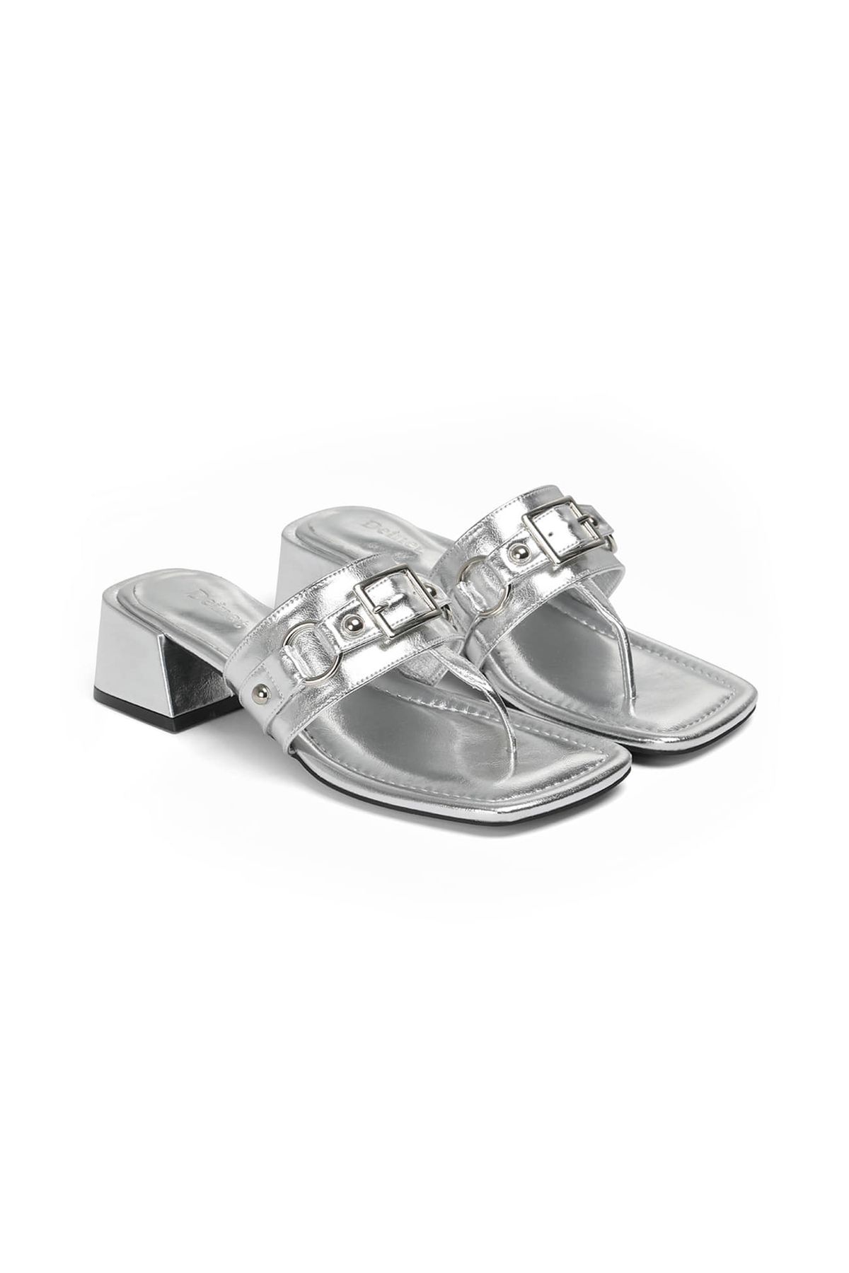 다이닛(DEINET) STUD SQUARE FLIP FLOP IN SILVER