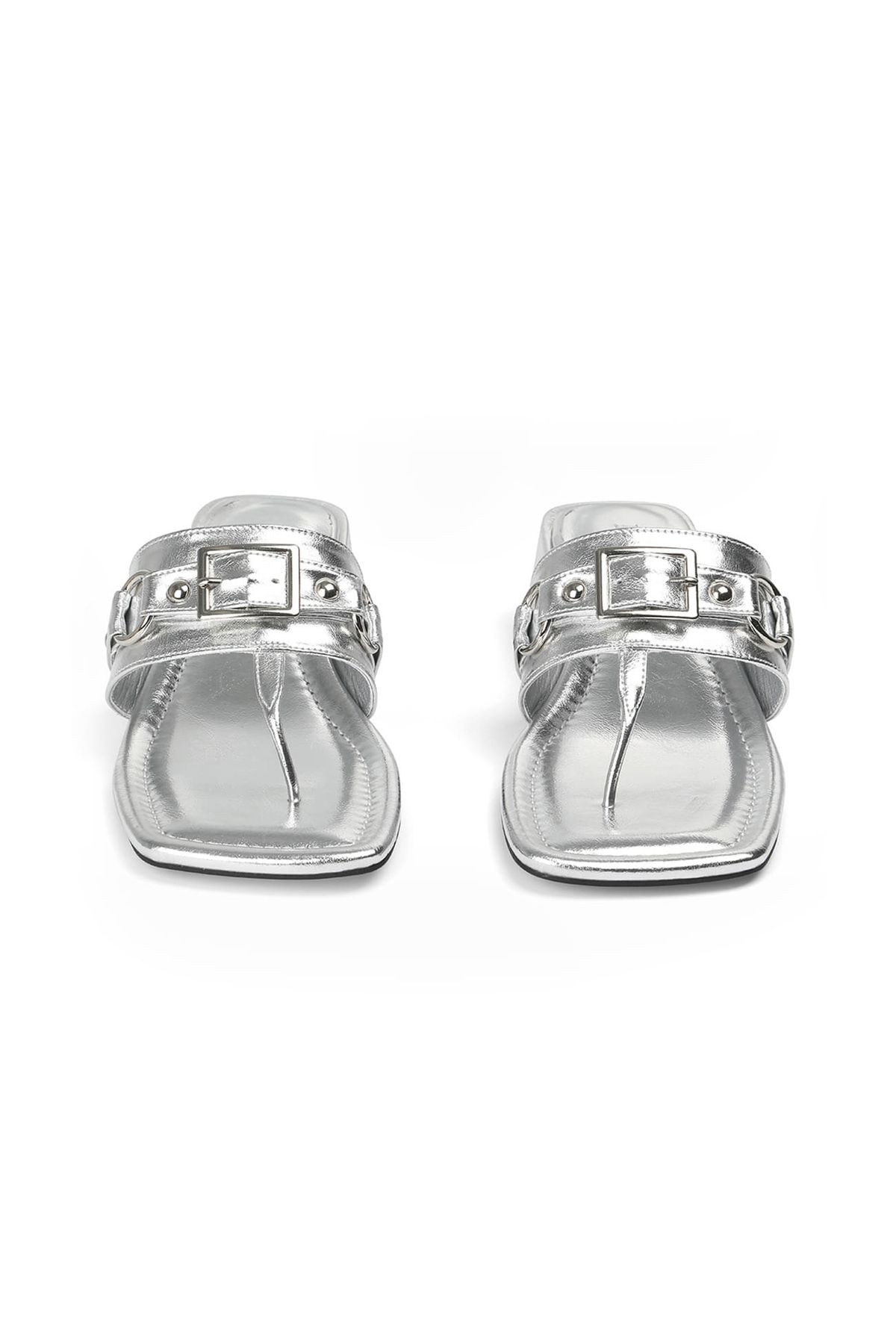 다이닛(DEINET) STUD SQUARE FLIP FLOP IN SILVER