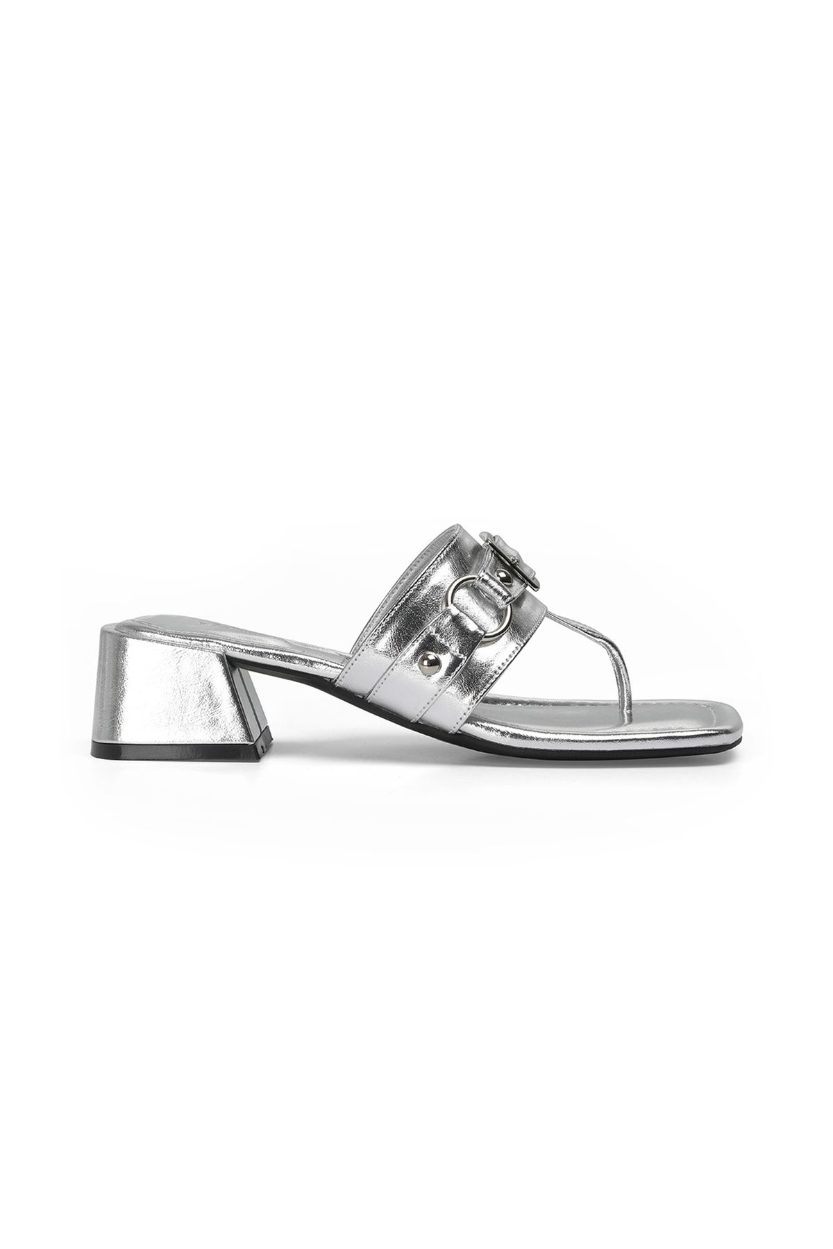 다이닛(DEINET) STUD SQUARE FLIP FLOP IN SILVER
