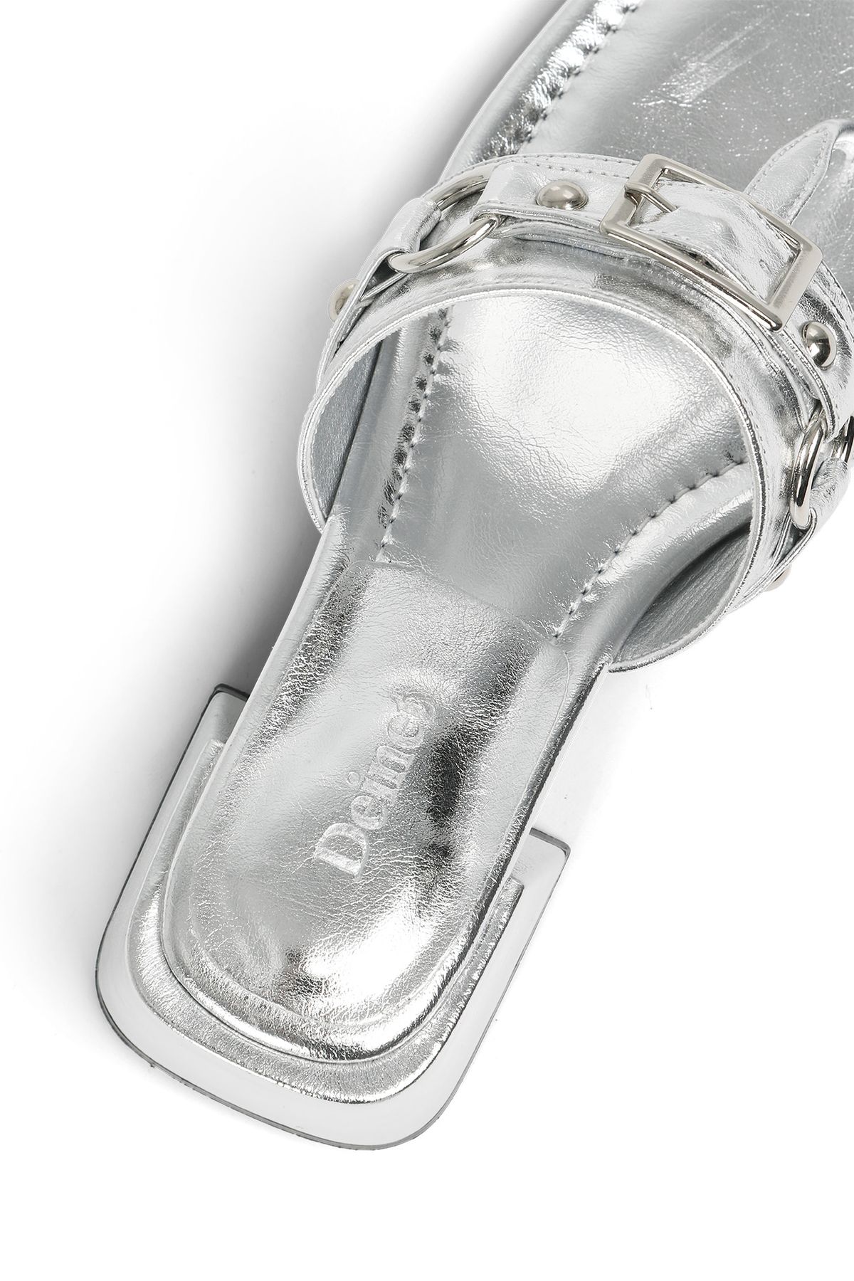 다이닛(DEINET) STUD SQUARE FLIP FLOP IN SILVER