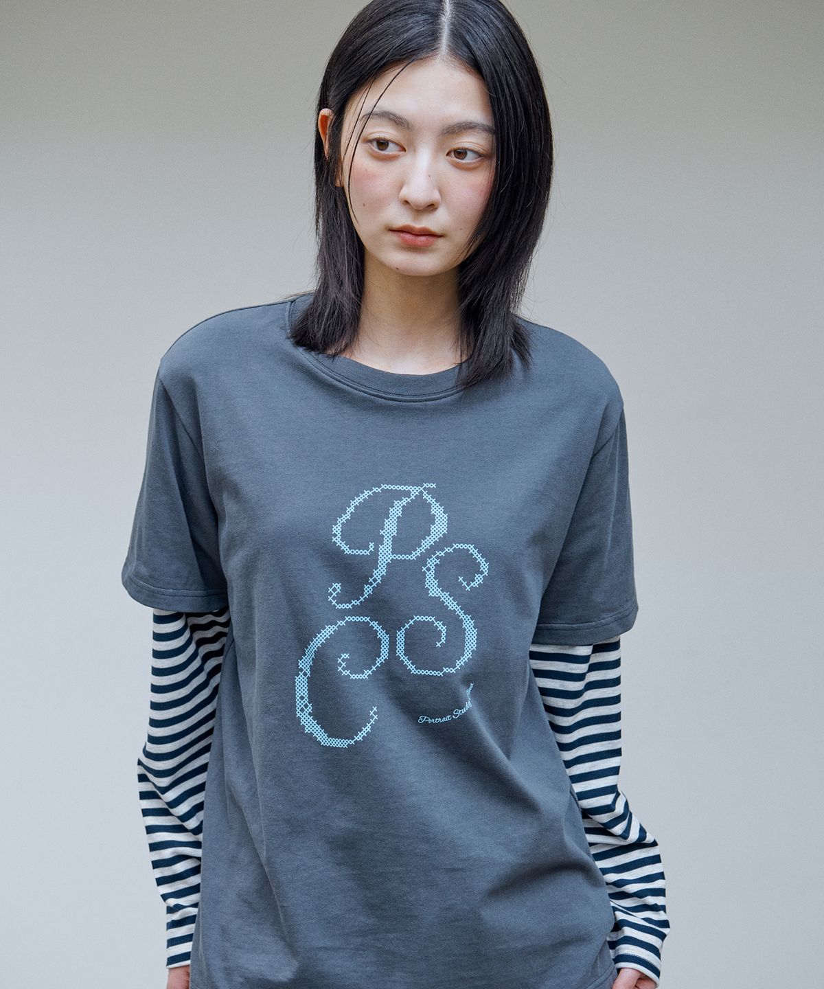 아위(AHWE) 데일리 루즈핏 프린트 티셔츠_다크 그레이