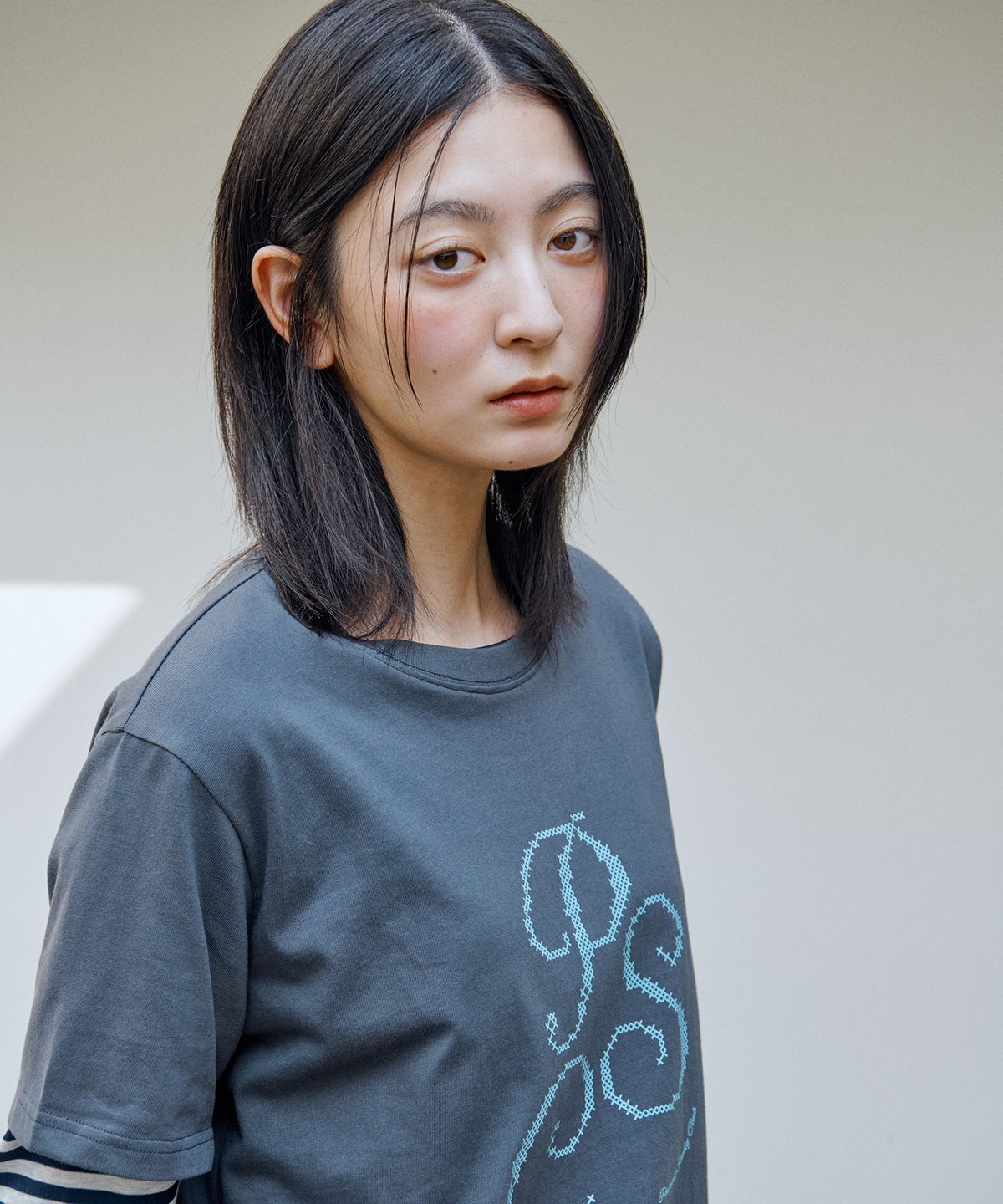 아위(AHWE) 데일리 루즈핏 프린트 티셔츠_다크 그레이