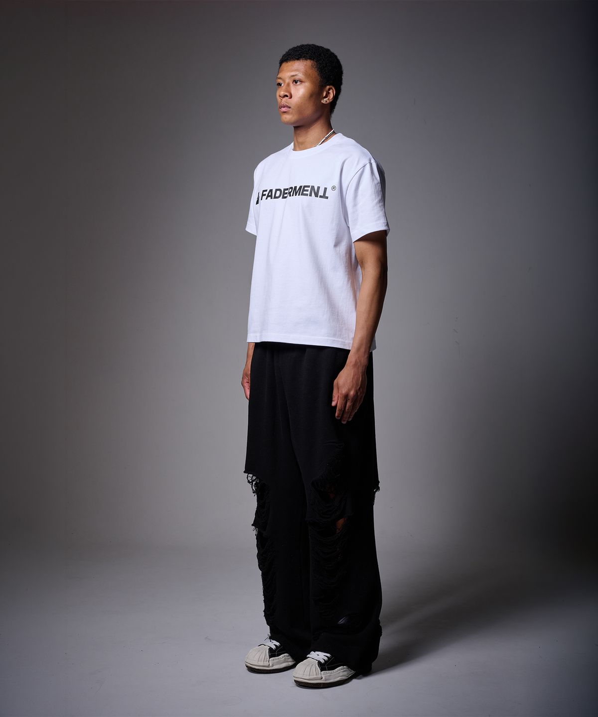 페이더먼트(FADERMENT) 메이드 스크래치 데미지 스웨트 팬츠(Ivory)