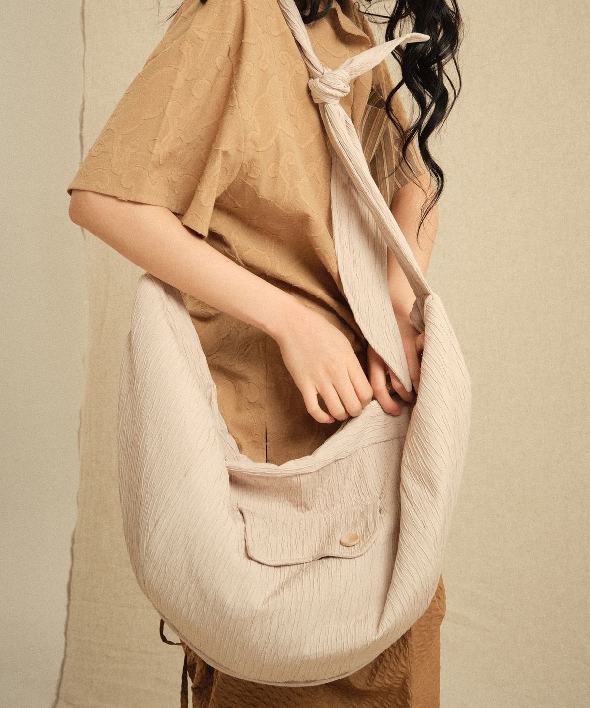 레큘리(RECULER) Wrinkle cloth cross bag