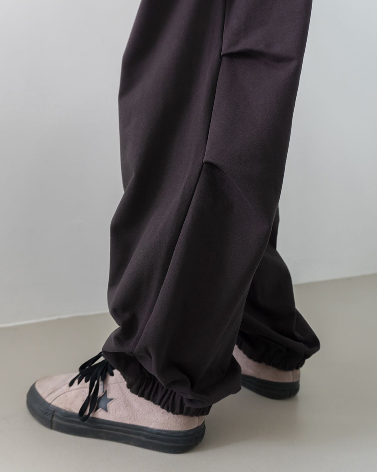 사일런트실러블(SILENTSYLLABLE) Volume jogger pants / Deep umber