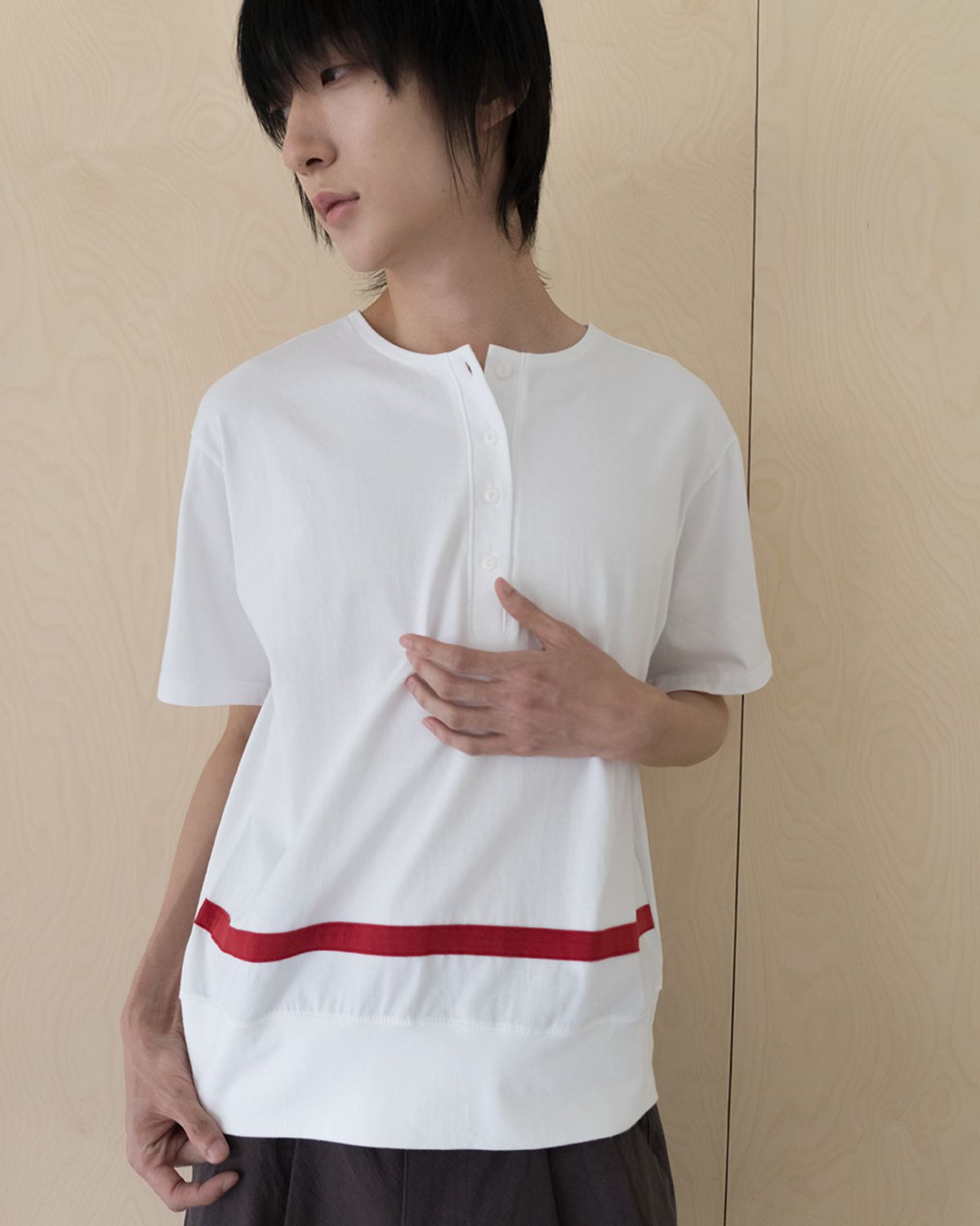 사일런트실러블(SILENTSYLLABLE) Taping henley top / White