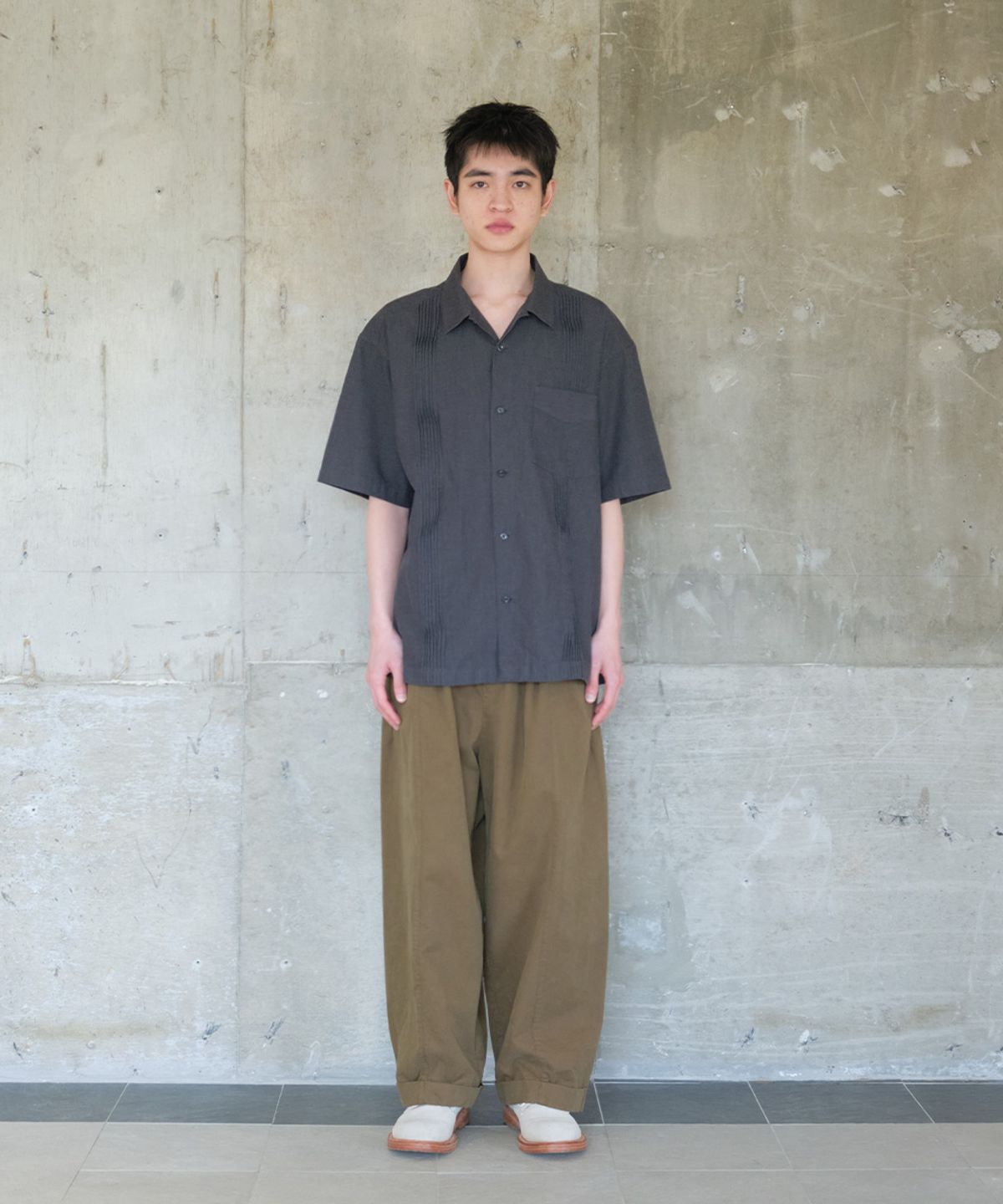 홀리선(HORLISUN) Pleats Havana Stripe Shirt Charcoal