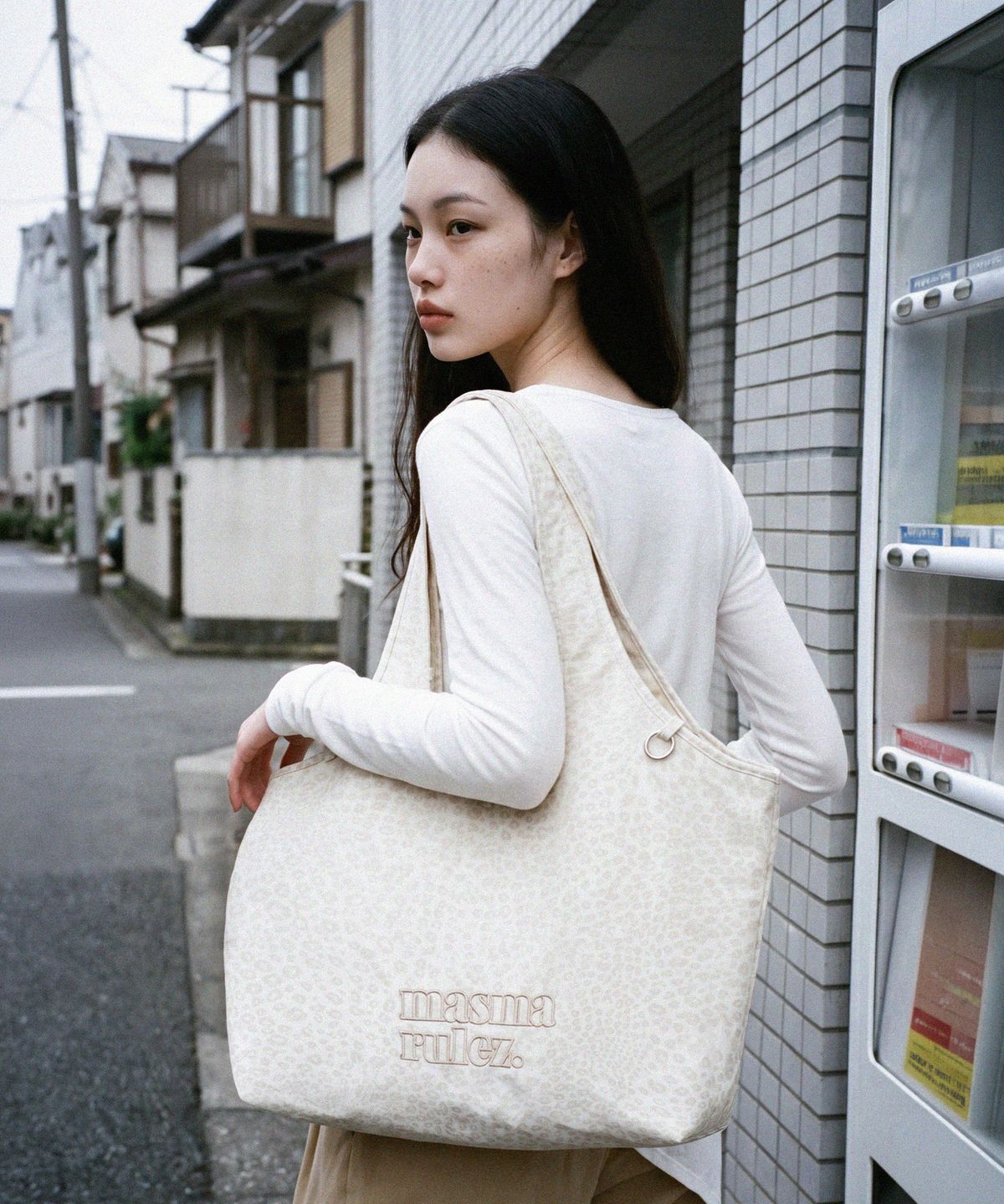 마스마룰즈(MASMARULEZ) Loose fit big shoulder bag_Wrinkle leopard beige