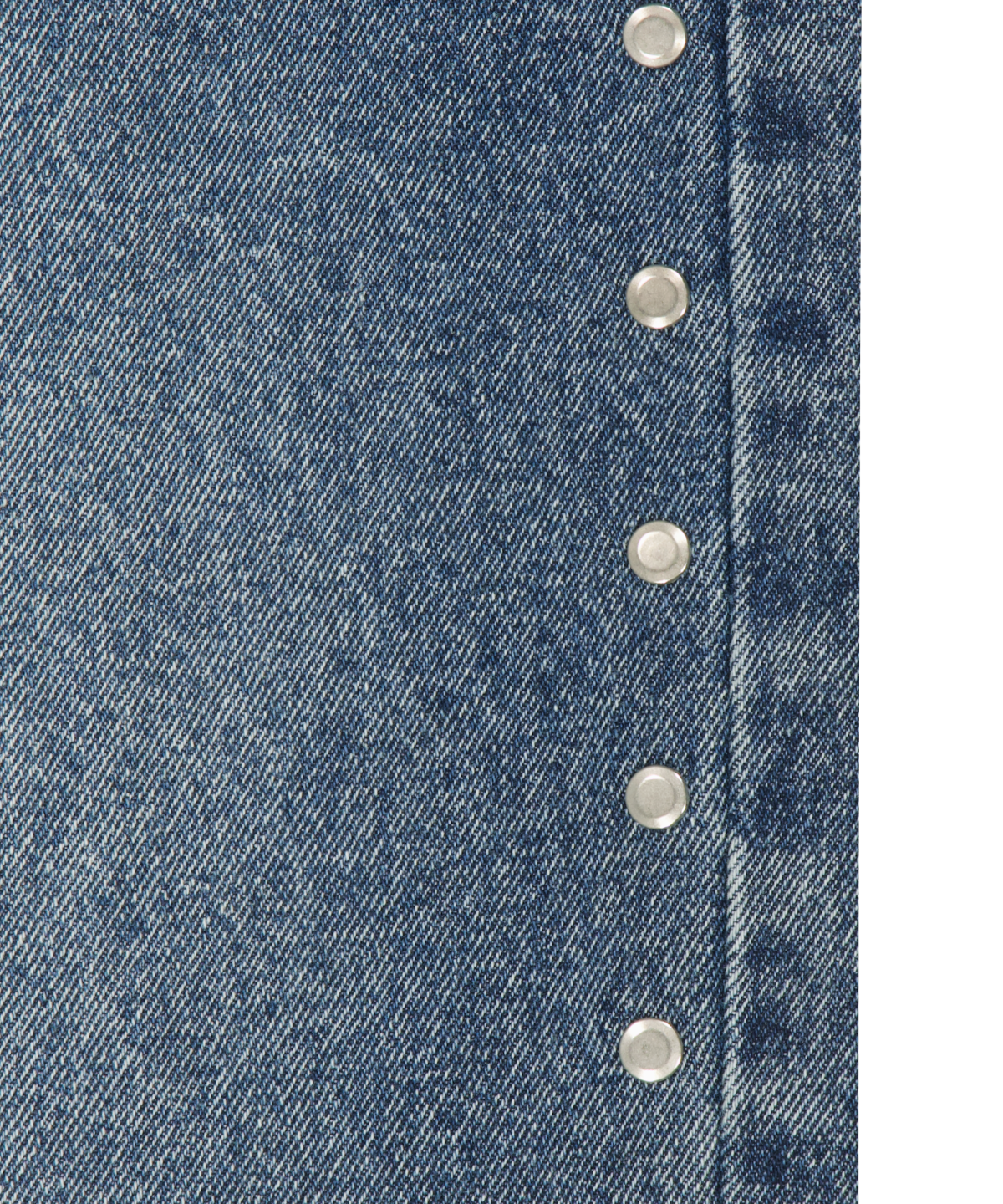위캔더스(WKNDRS) [WKNDRS x GWAXNG] SNARL STUDDED DENIM SHORTS (DENIM)