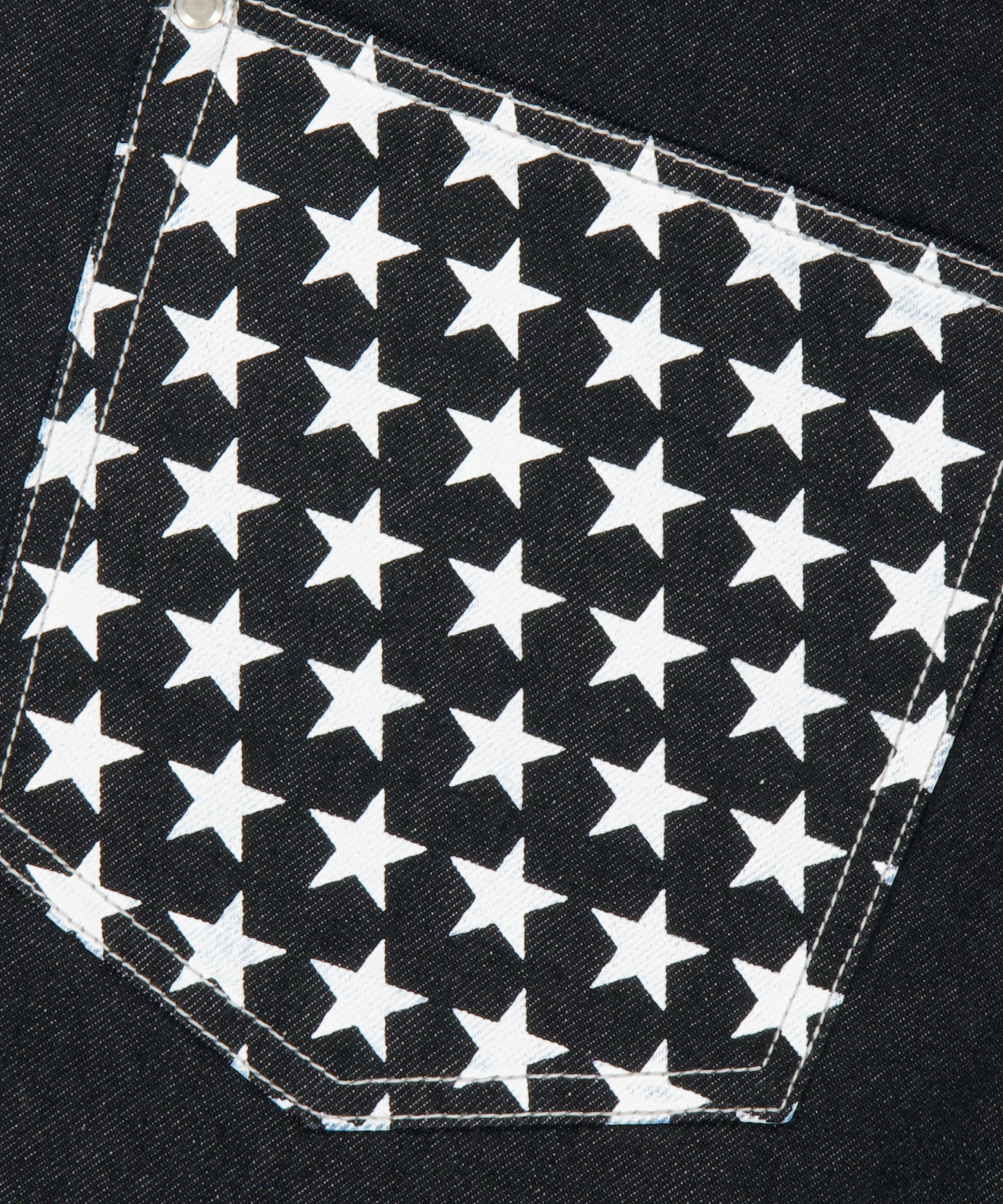 위캔더스(WKNDRS) [WKNDRS x GWAXNG] SNARL STUDDED DENIM SHORTS (BLACK)