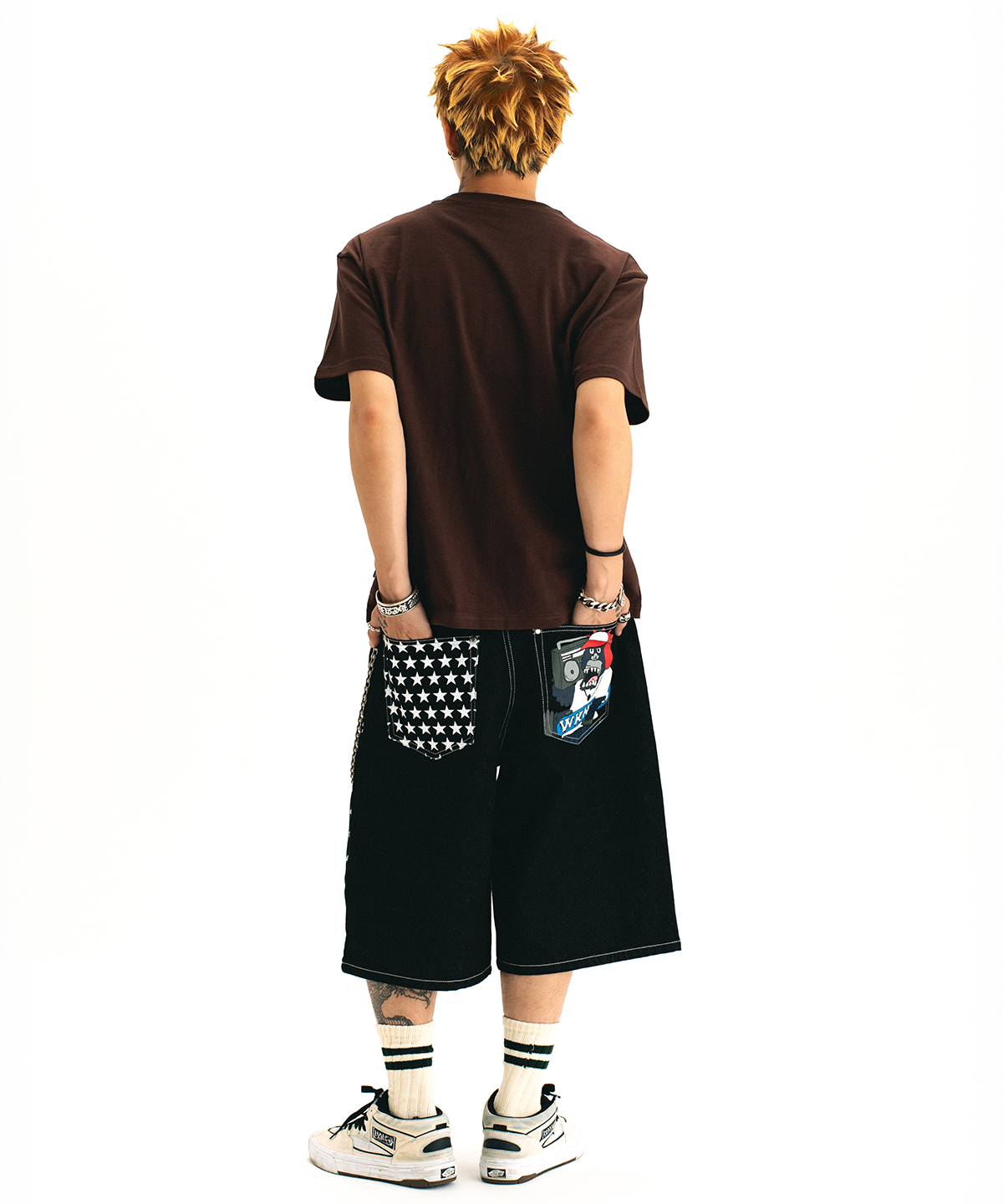 위캔더스(WKNDRS) [WKNDRS x GWAXNG] SNARL STUDDED DENIM SHORTS (BLACK)
