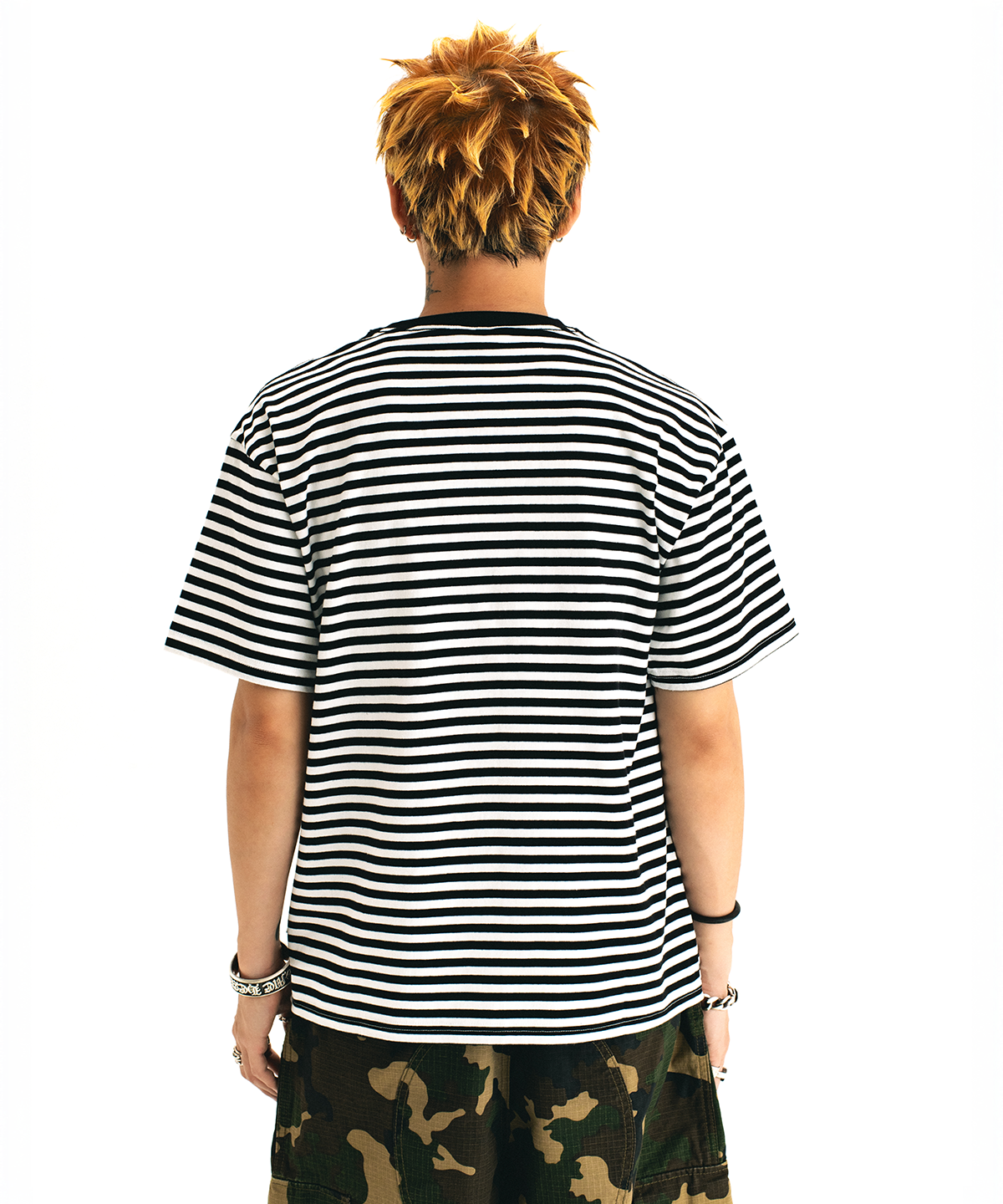 위캔더스(WKNDRS) [WKNDRS x GWAXNG] DULLY STRIPED T-SHIRT (BLACK)