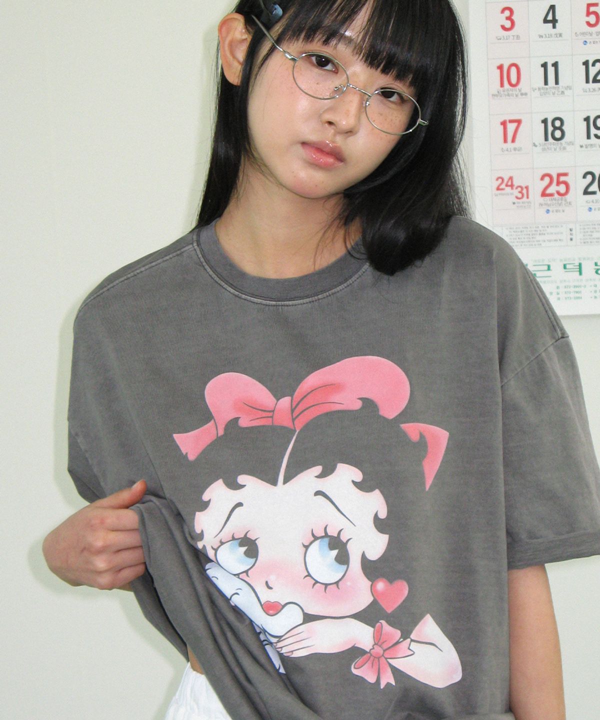 론론(RONRON) BETTY BOOP PIGMENT RIBBON OVER FIT T SHIRT CHARCOAL