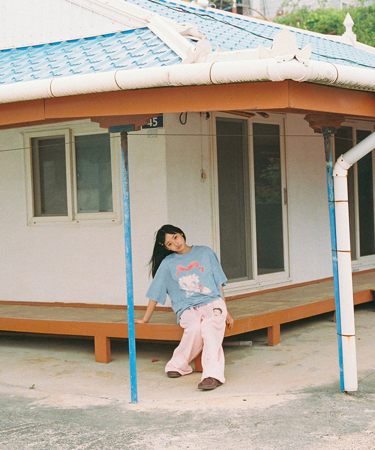 론론(RONRON) BETTY BOOP PIGMENT RIBBON OVER FIT T SHIRT SOFT BLUE