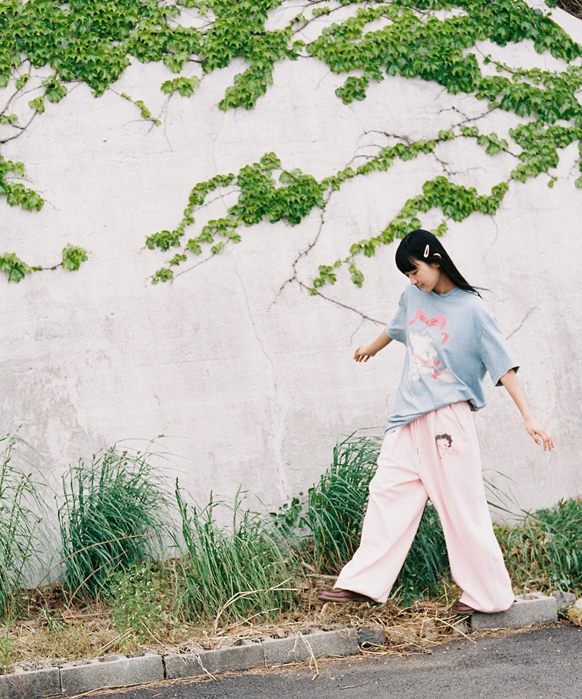 론론(RONRON) BETTY BOOP PIGMENT RIBBON OVER FIT T SHIRT SOFT BLUE