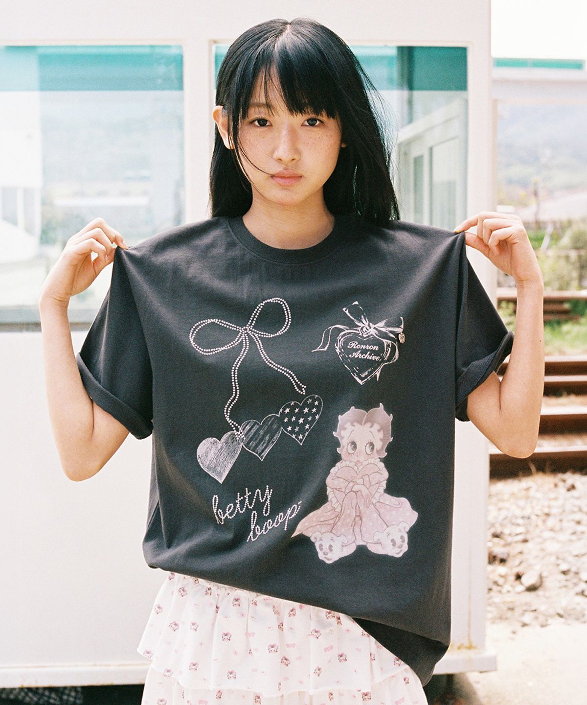 론론(RONRON) BETTY BOOP DREAMY RIBBON OVER FIT T SHIRT CHARCOAL