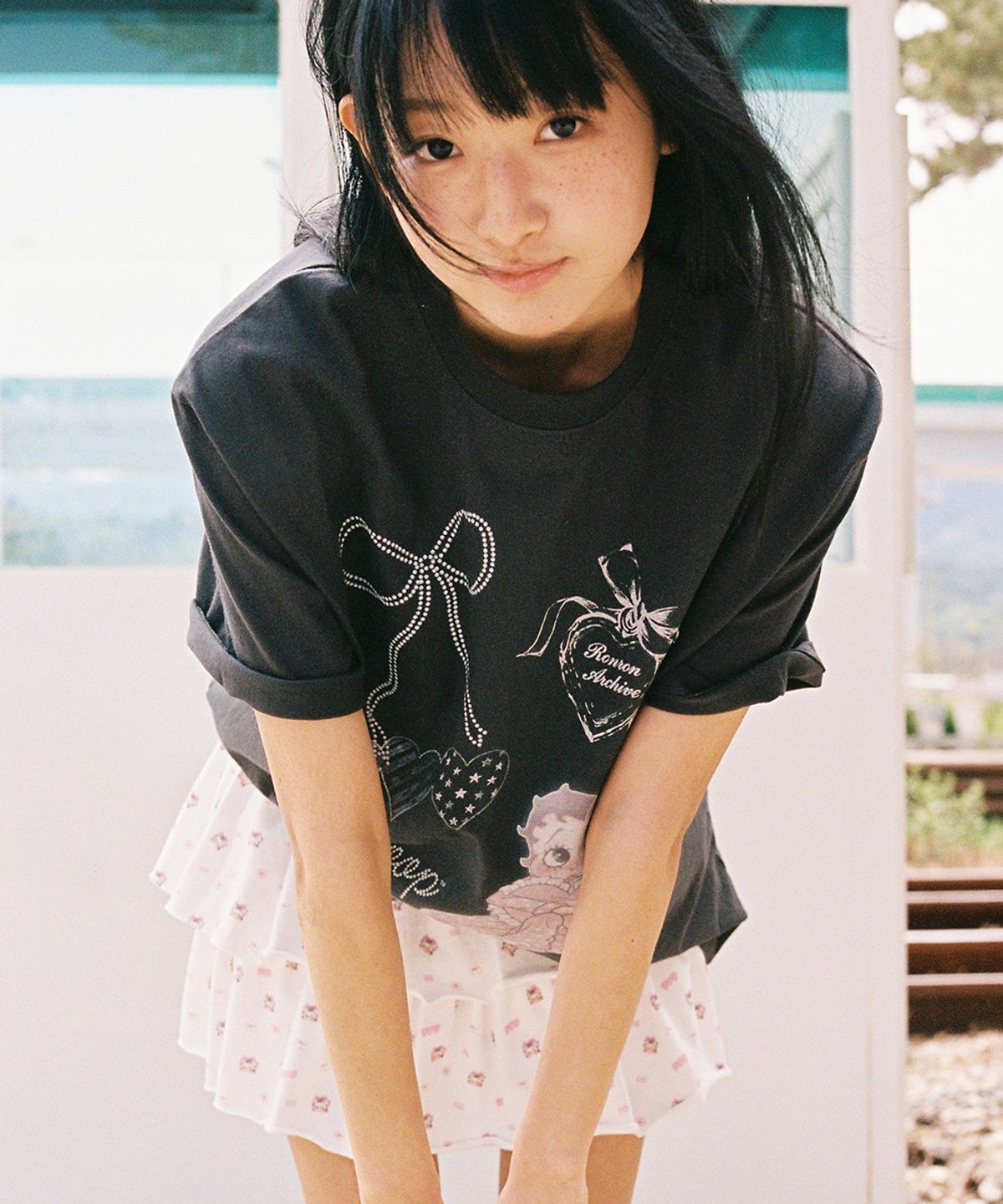 론론(RONRON) BETTY BOOP DREAMY RIBBON OVER FIT T SHIRT CHARCOAL