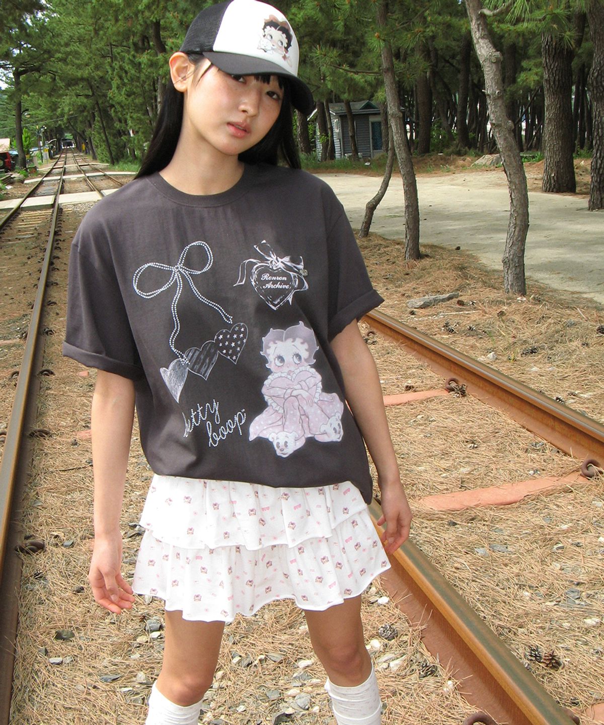 론론(RONRON) BETTY BOOP DREAMY RIBBON OVER FIT T SHIRT CHARCOAL