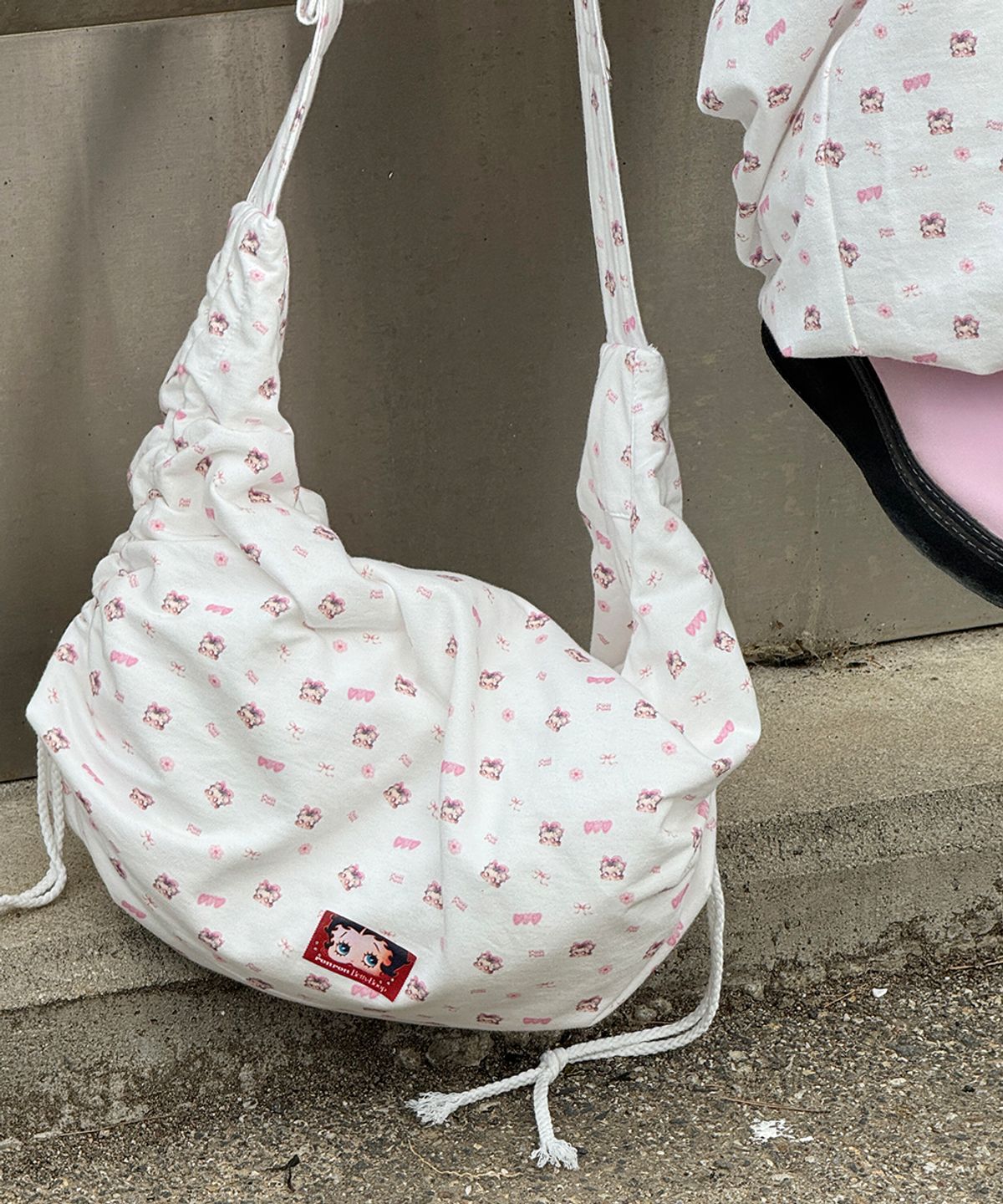 론론(RONRON) BETTY BOOP PATTERN STRING CROSS BAG WHITE