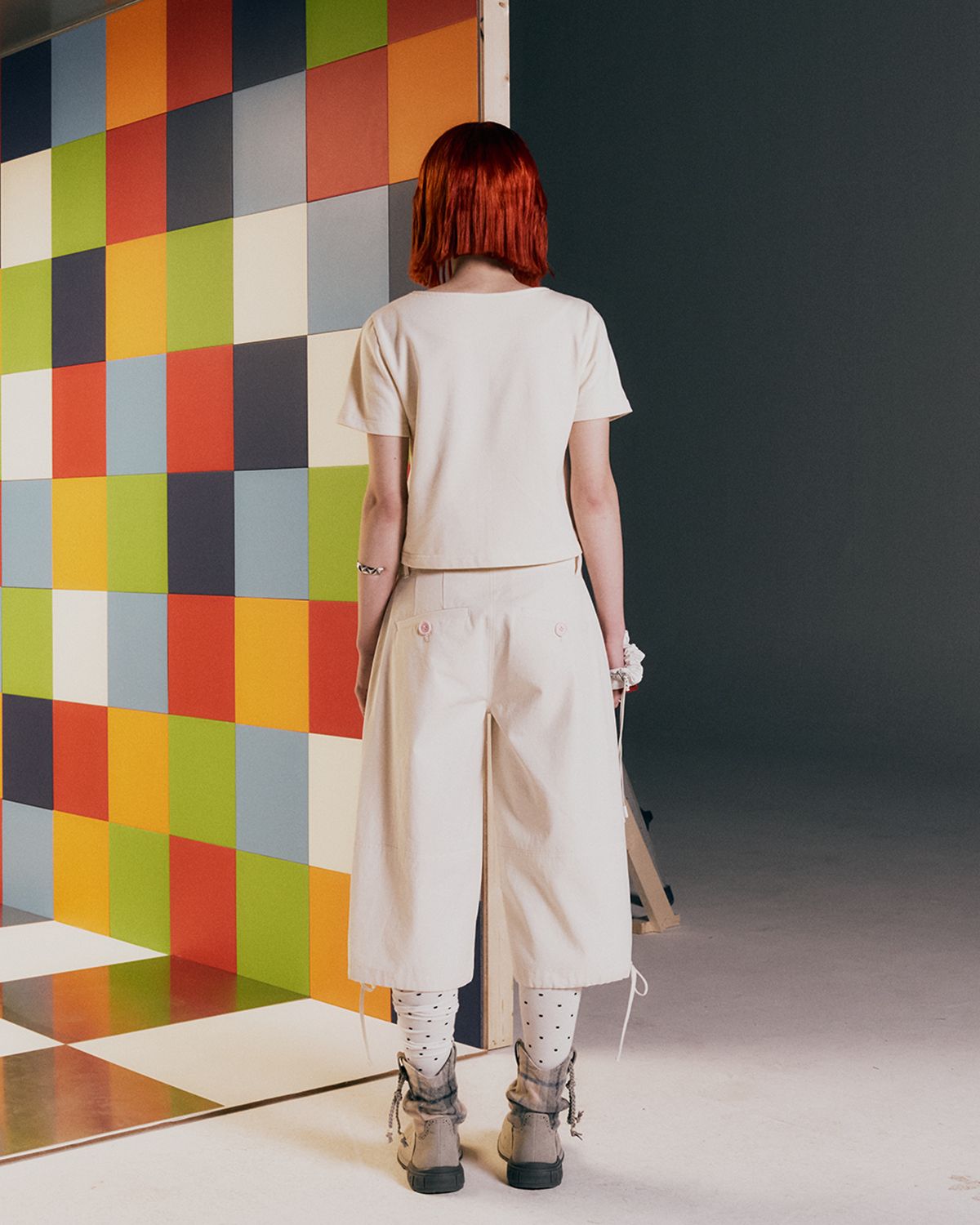 더뮤지엄비지터(THEMUSEUMVISITOR) W BUTTON CARGO CAPRI PANTS (CREAM)