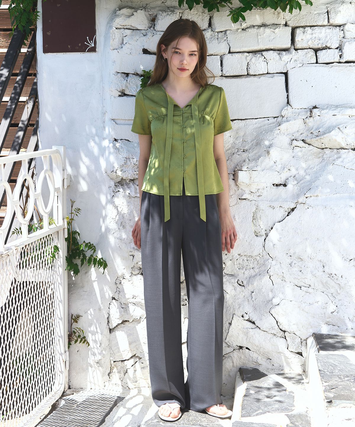 드로우핏 우먼(DRAWFIT WOMEN) 새틴 자카드 타이 블라우스 [OLIVE GREEN]