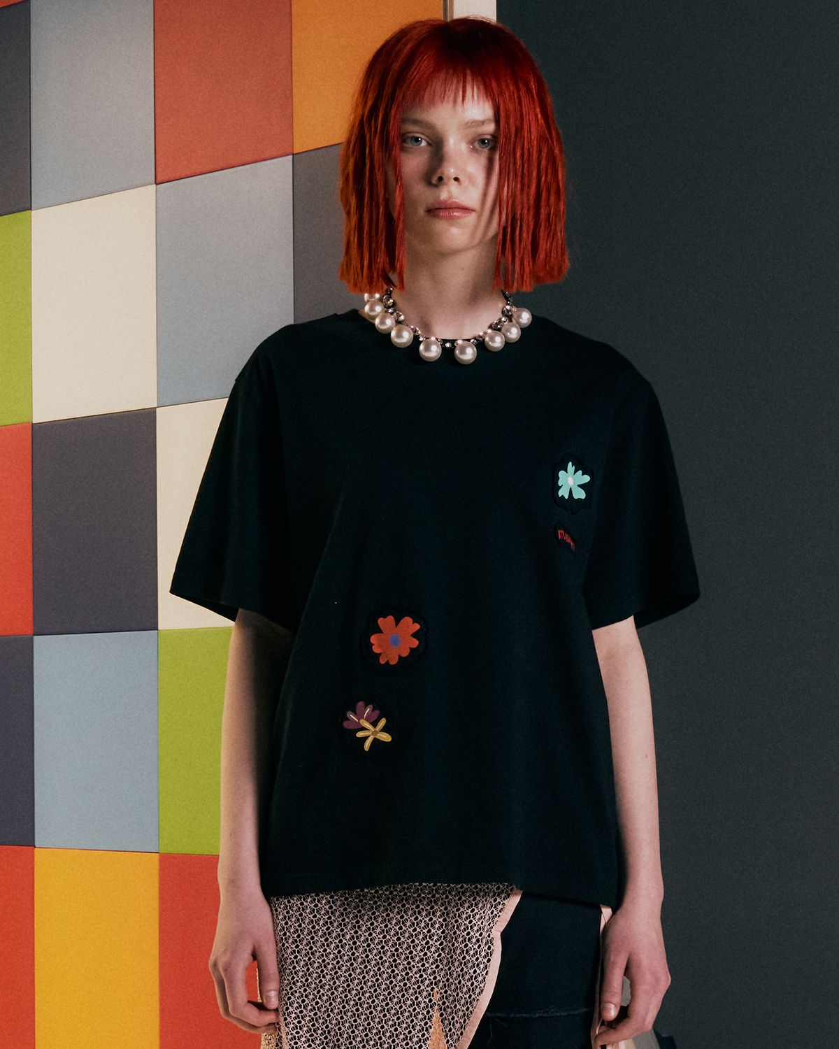 더뮤지엄비지터(THEMUSEUMVISITOR) MULTI FLOWER PATCH T-SHIRT (BLACK)