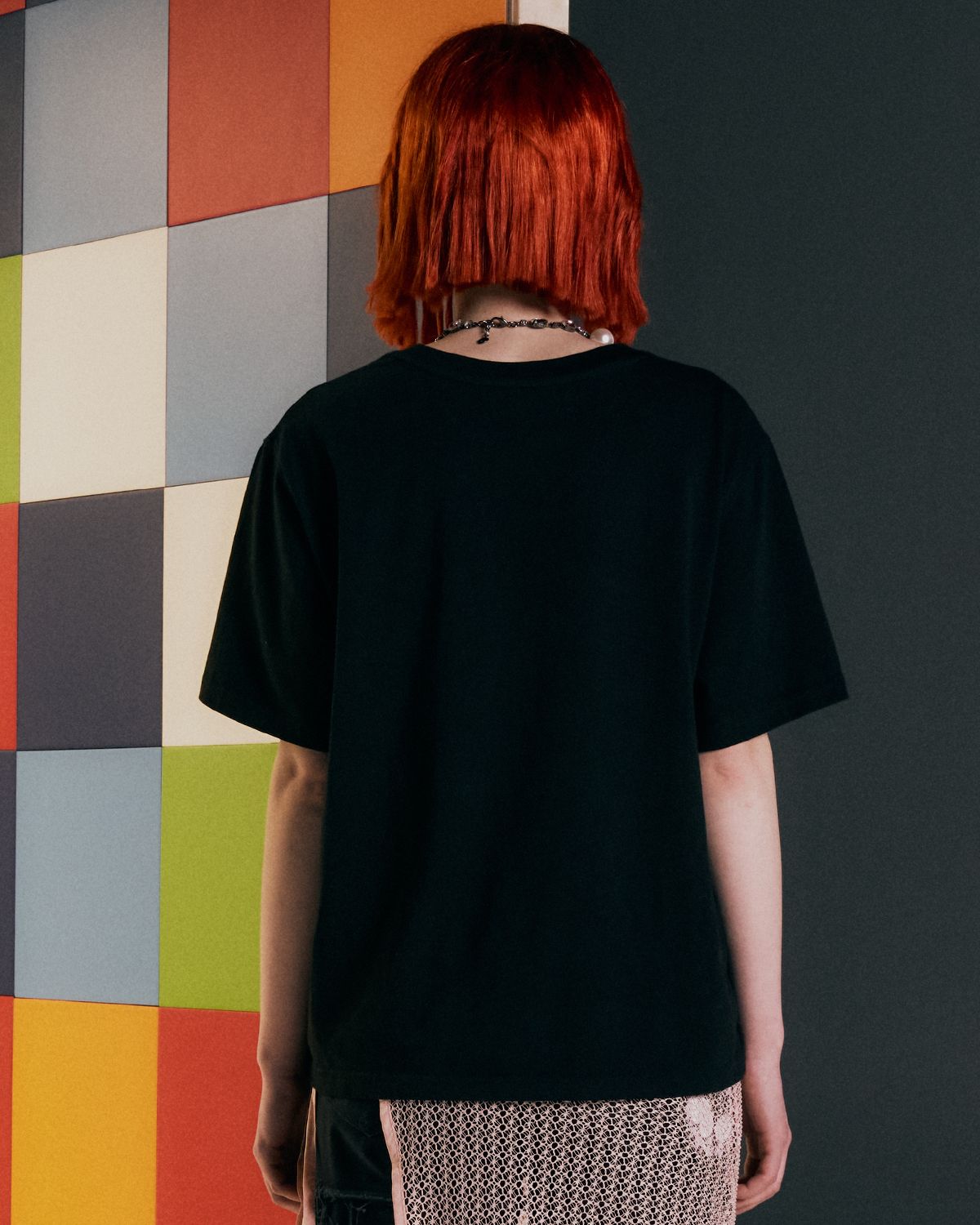 더뮤지엄비지터(THEMUSEUMVISITOR) MULTI FLOWER PATCH T-SHIRT (BLACK)