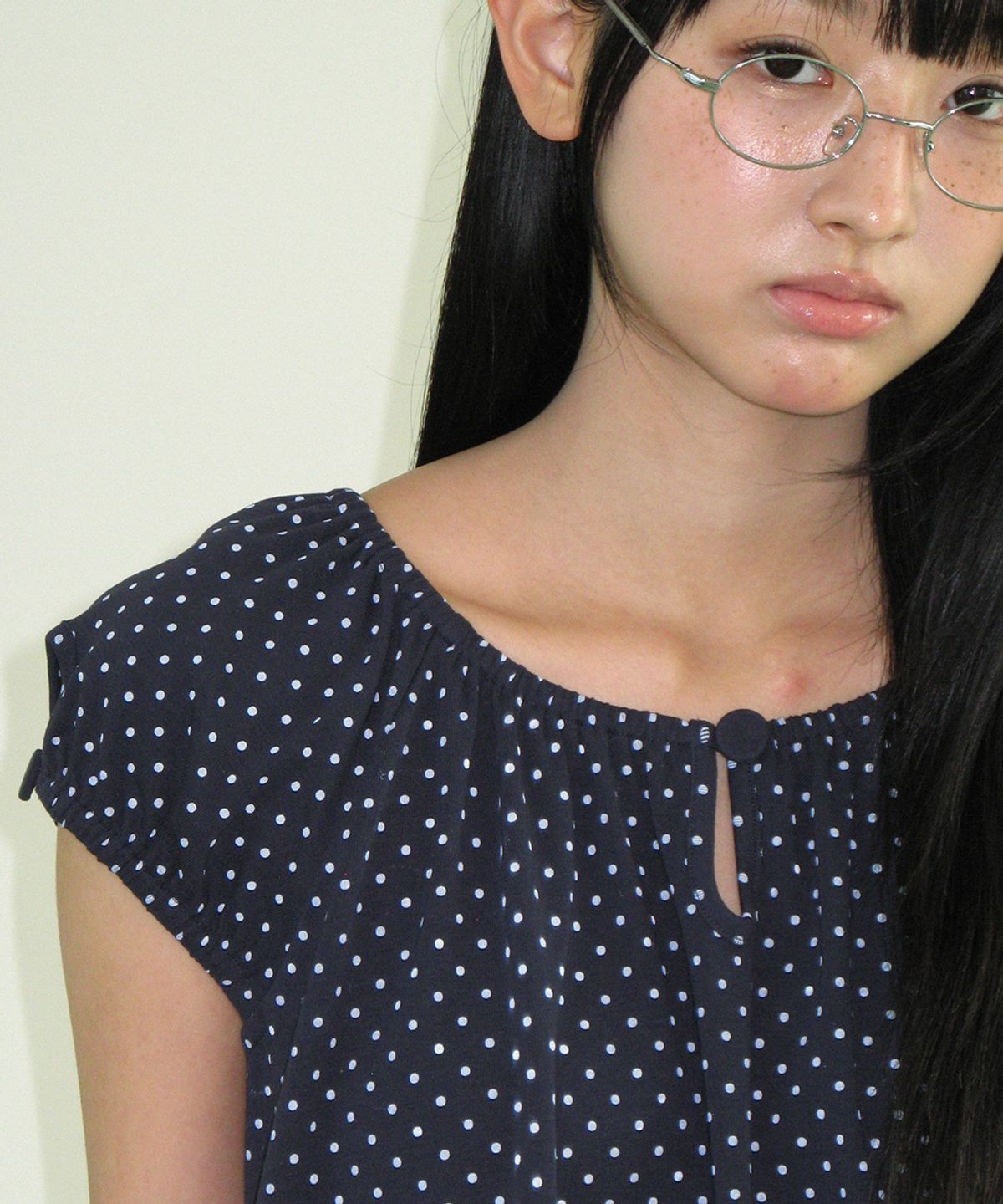 론론(RONRON) BUTTON PUFF SHIRRING DRESS NAVY DOT