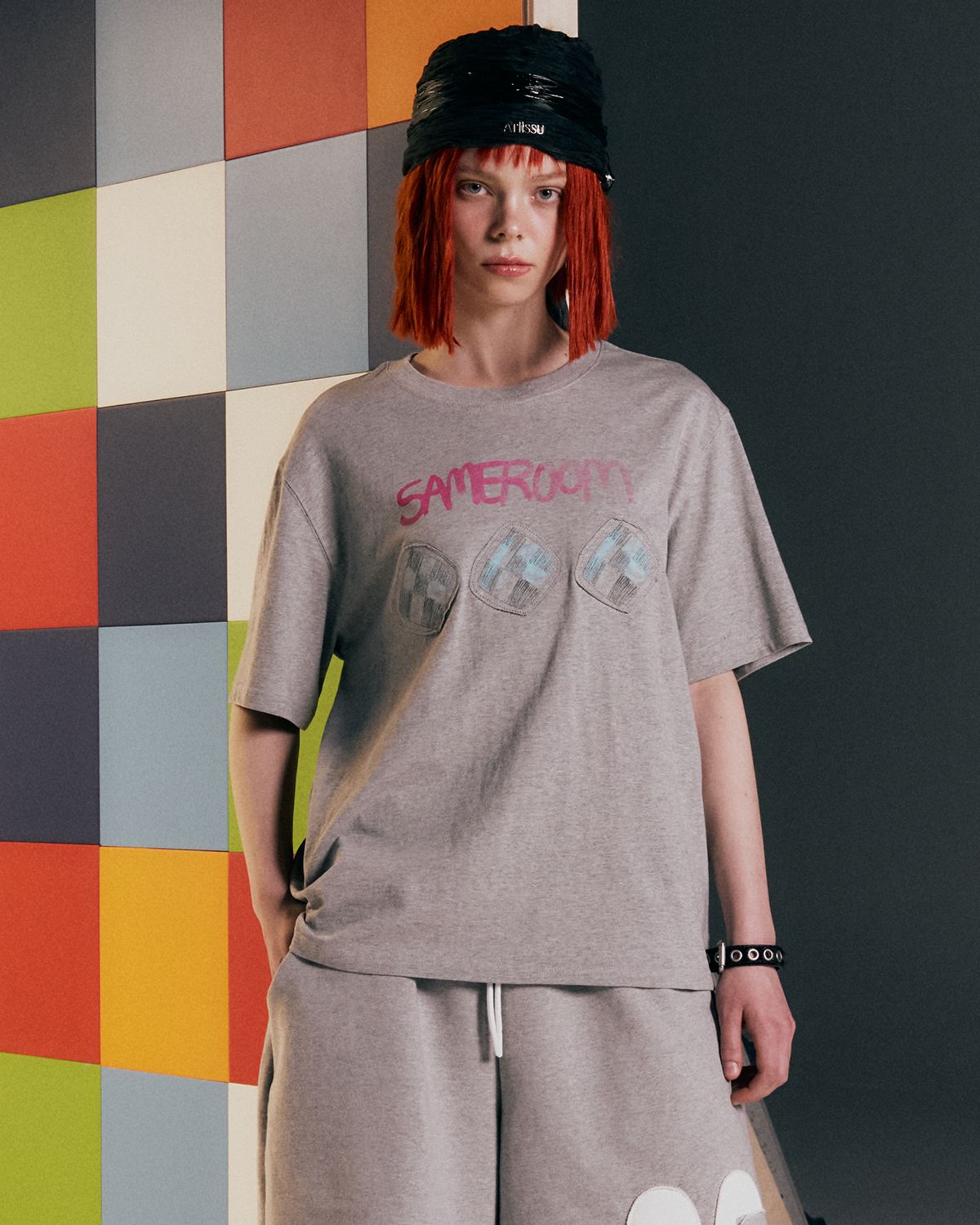 더뮤지엄비지터(THEMUSEUMVISITOR) SAME ROOM APPLIQUE T-SHIRT (MELANGE GREY)