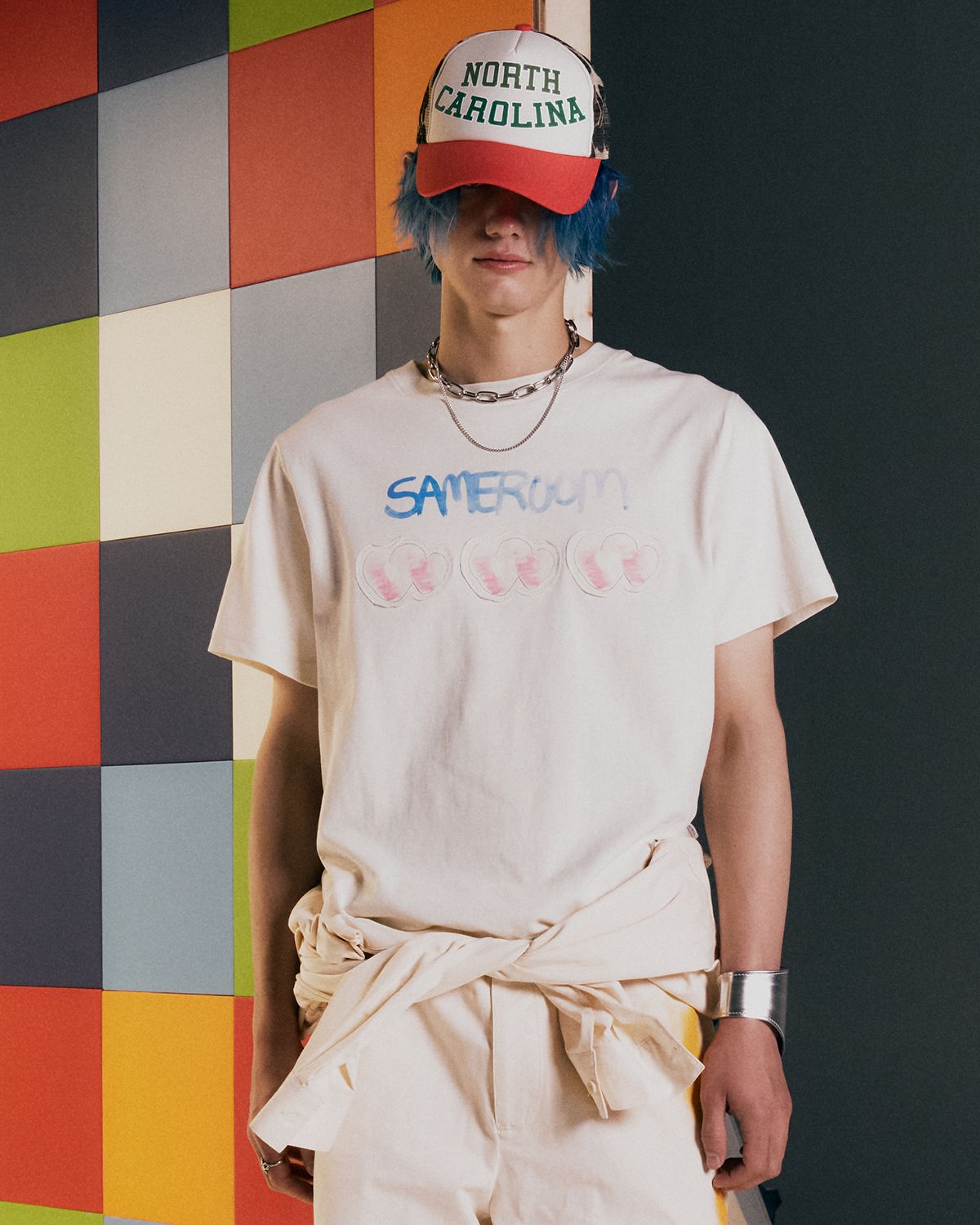 더뮤지엄비지터(THEMUSEUMVISITOR) SAME ROOM APPLIQUE T-SHIRT (CREAM)