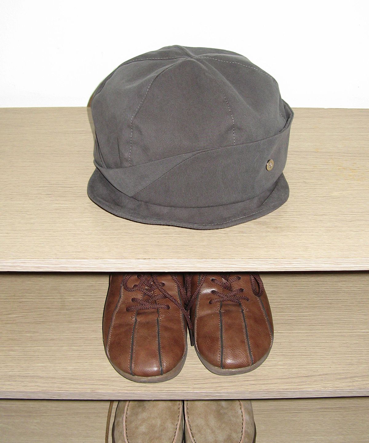 론론(RONRON) VOLUME PANEL NEWSBOY CAP CHARCOAL