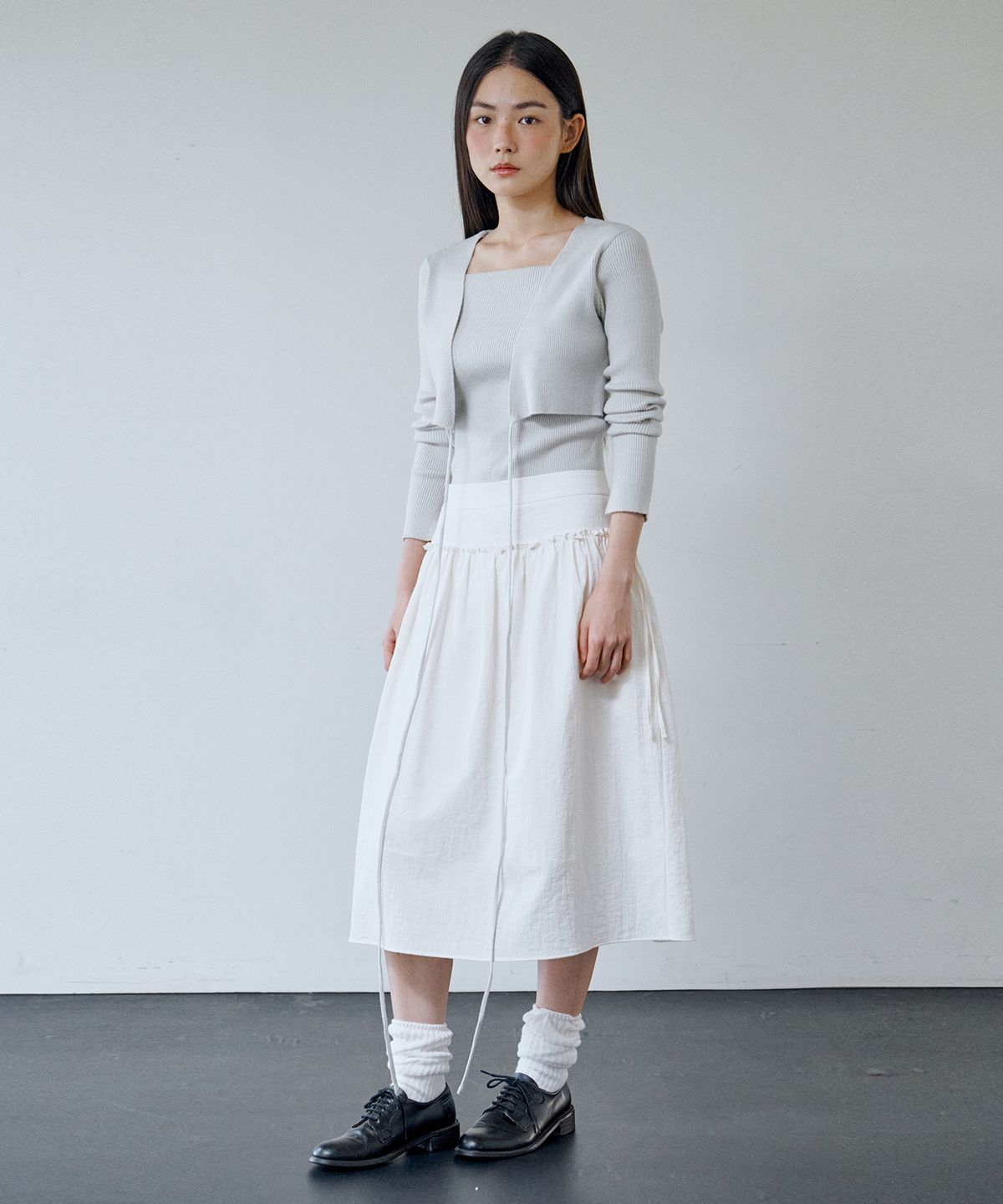 아위(AHWE) 볼륨 셔링 스커트_화이트