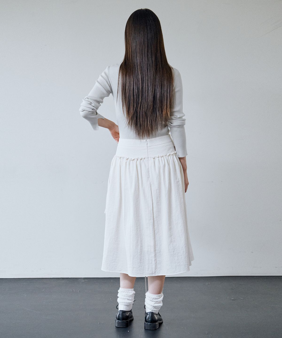 아위(AHWE) 볼륨 셔링 스커트_화이트
