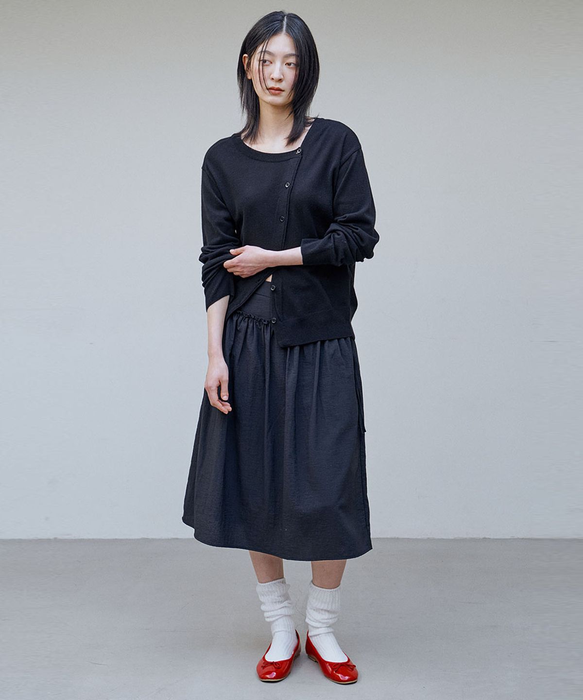아위(AHWE) 볼륨 셔링 스커트_블랙