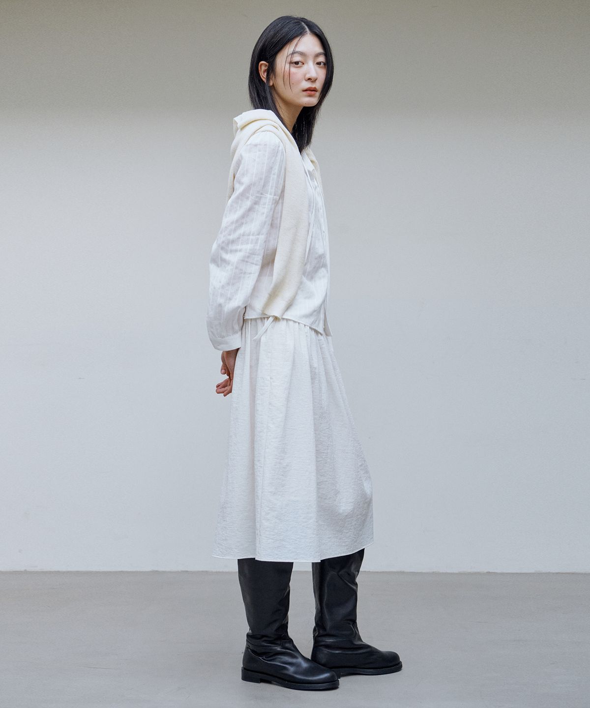 아위(AHWE) 볼륨 슬리브 핀턱 셔츠_화이트