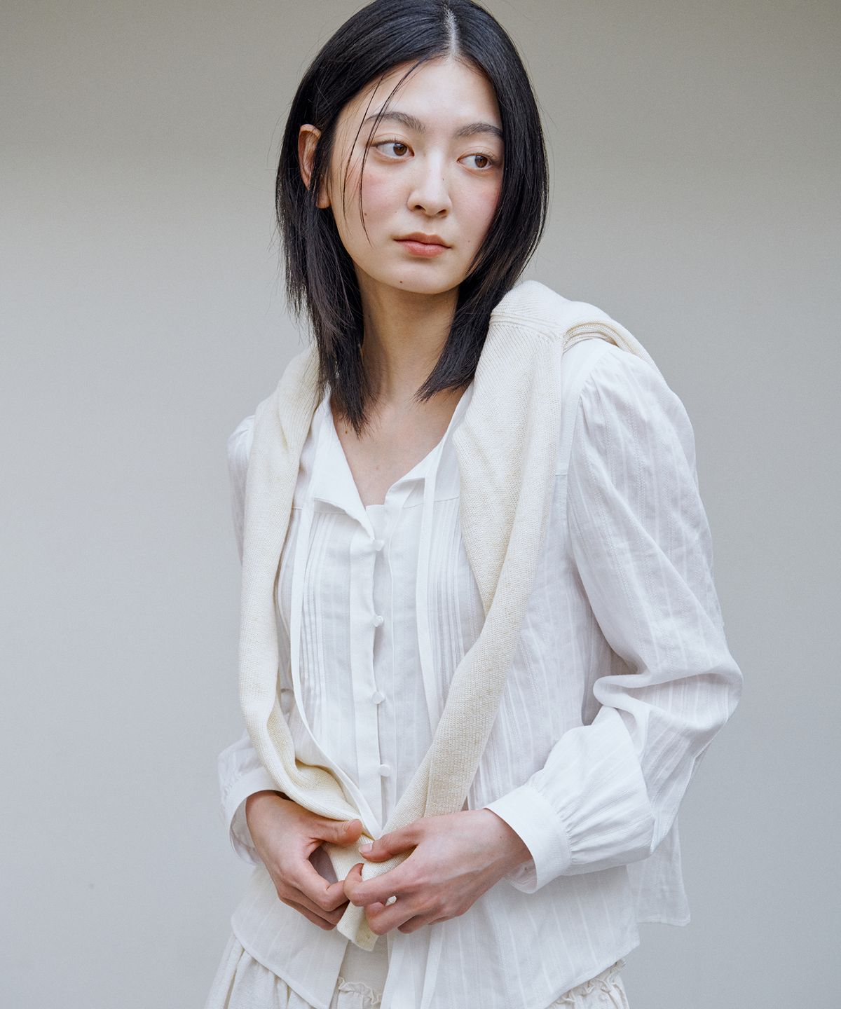 아위(AHWE) 볼륨 슬리브 핀턱 셔츠_화이트