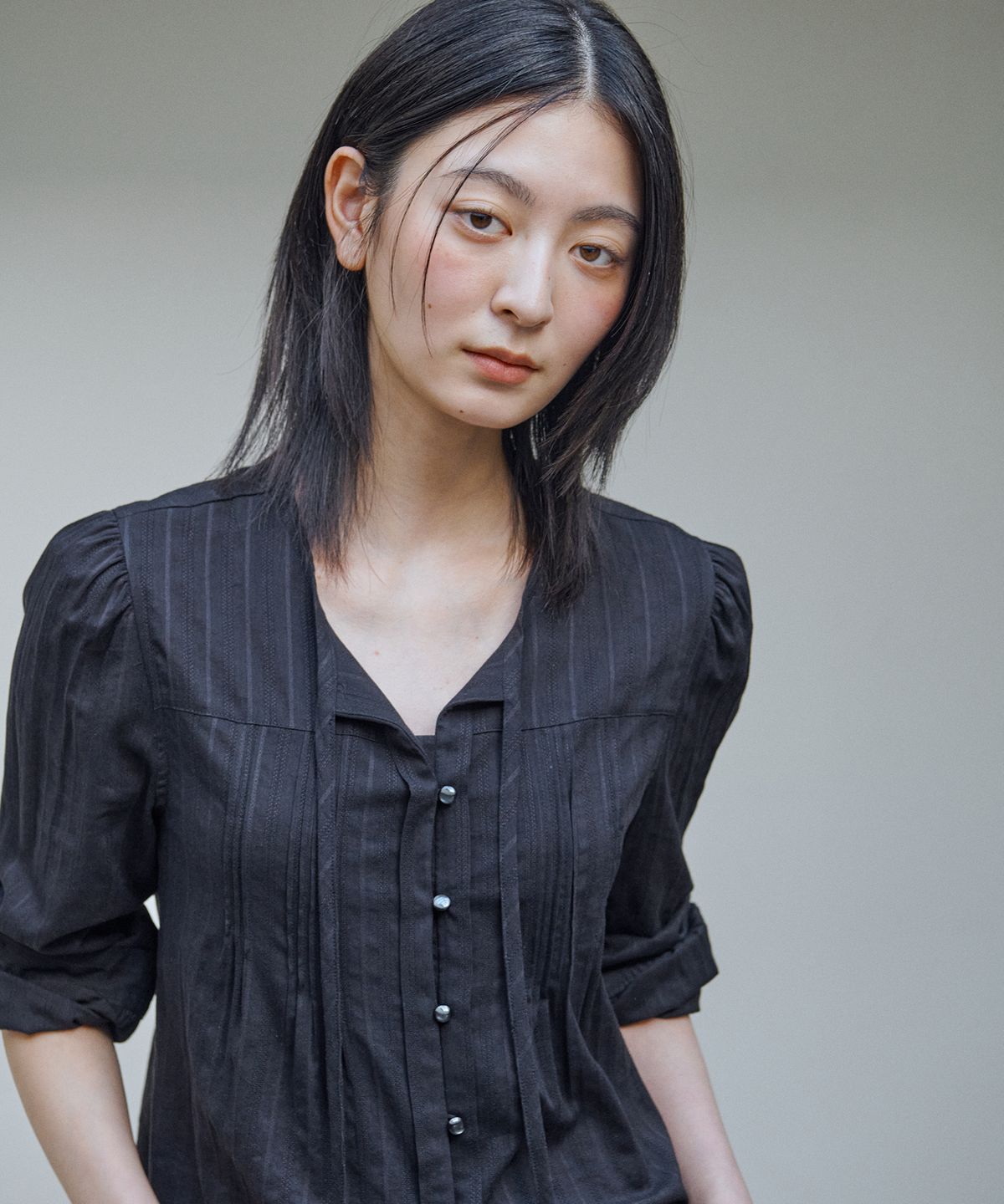 아위(AHWE) 볼륨 슬리브 핀턱 셔츠_블랙
