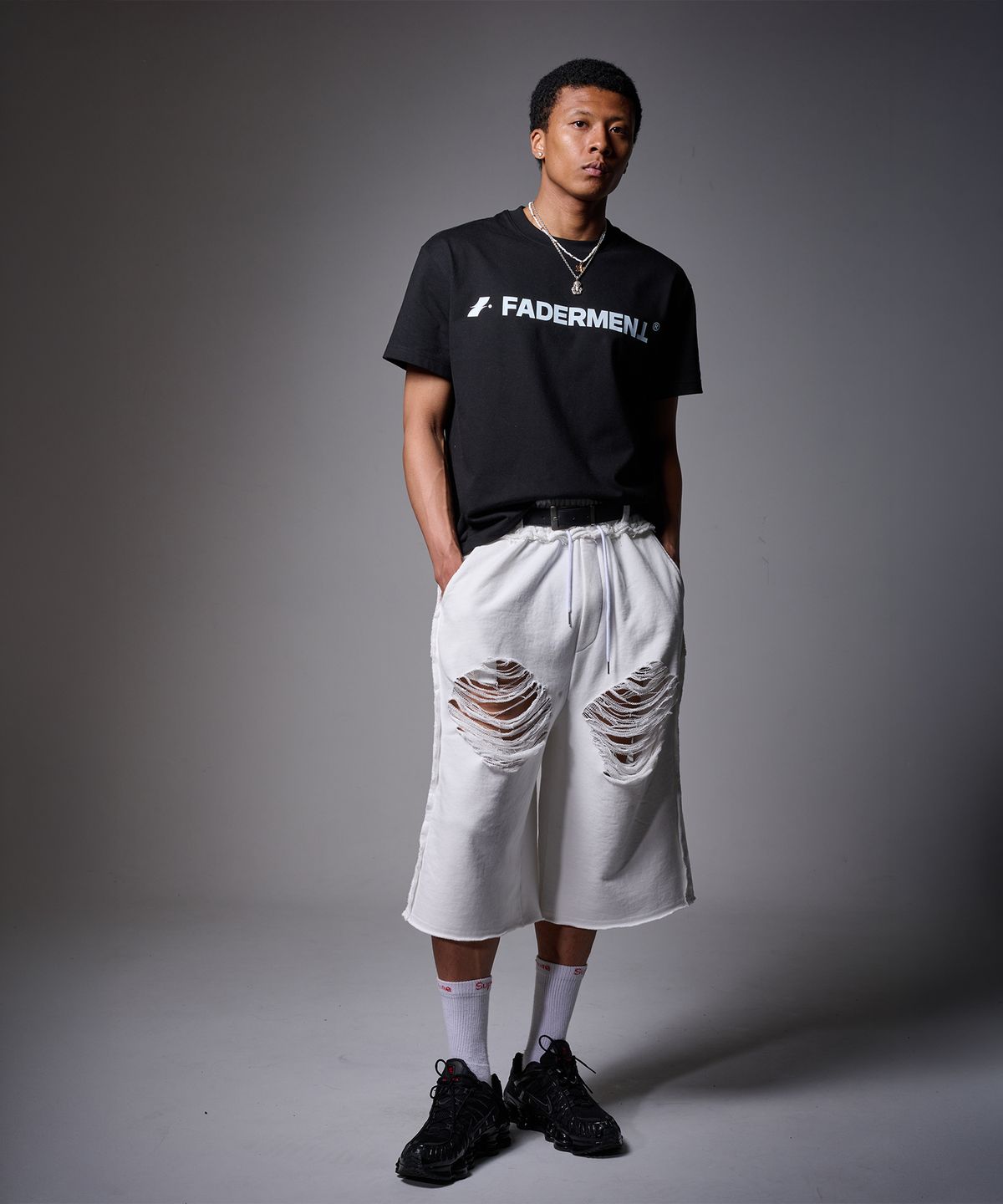 페이더먼트(FADERMENT) 사이드턱 데미지 스크래치 버뮤다 스웨트 팬츠(Beige)