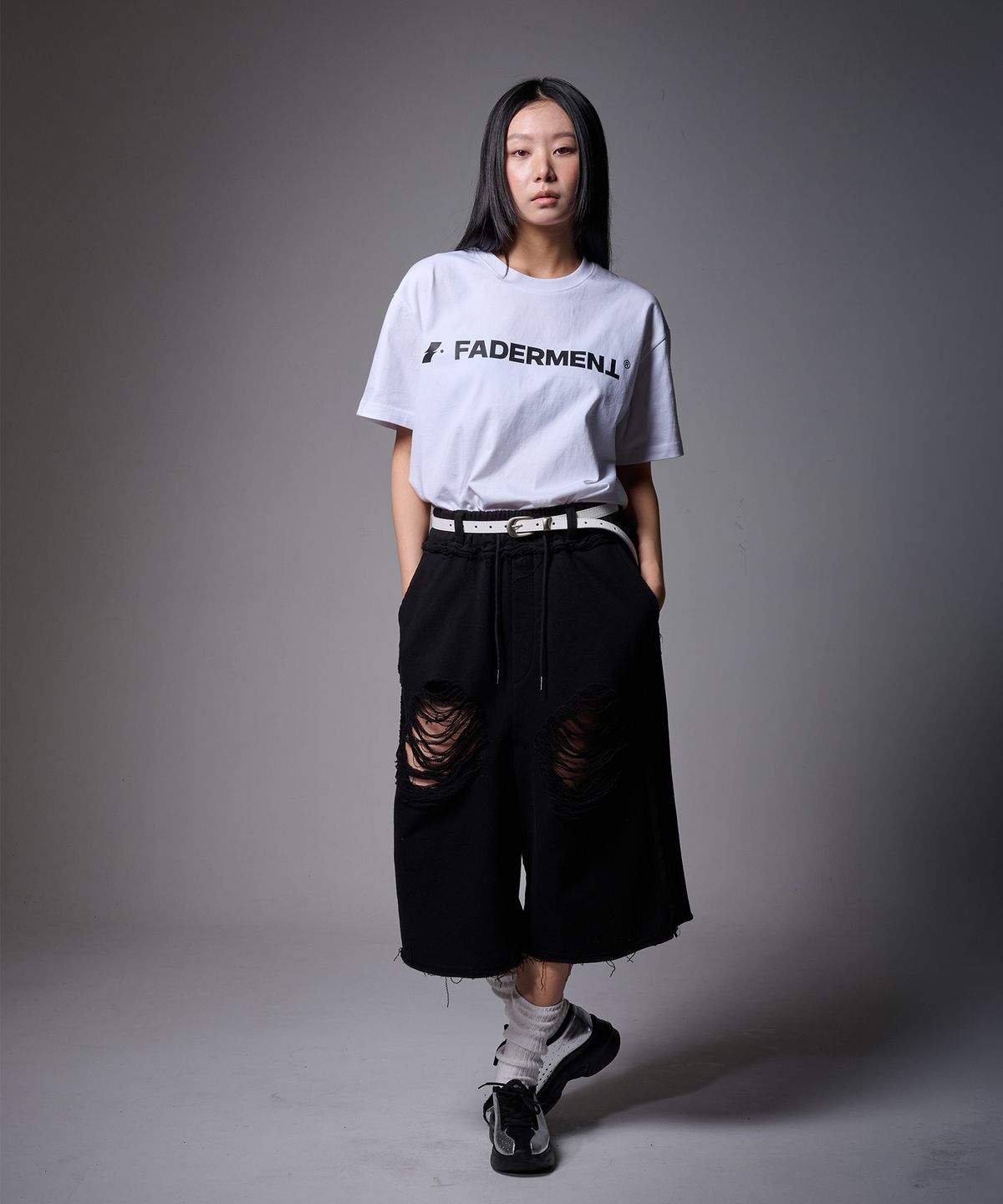 페이더먼트(FADERMENT) 사이드턱 데미지 스크래치 버뮤다 스웨트 팬츠(Beige)