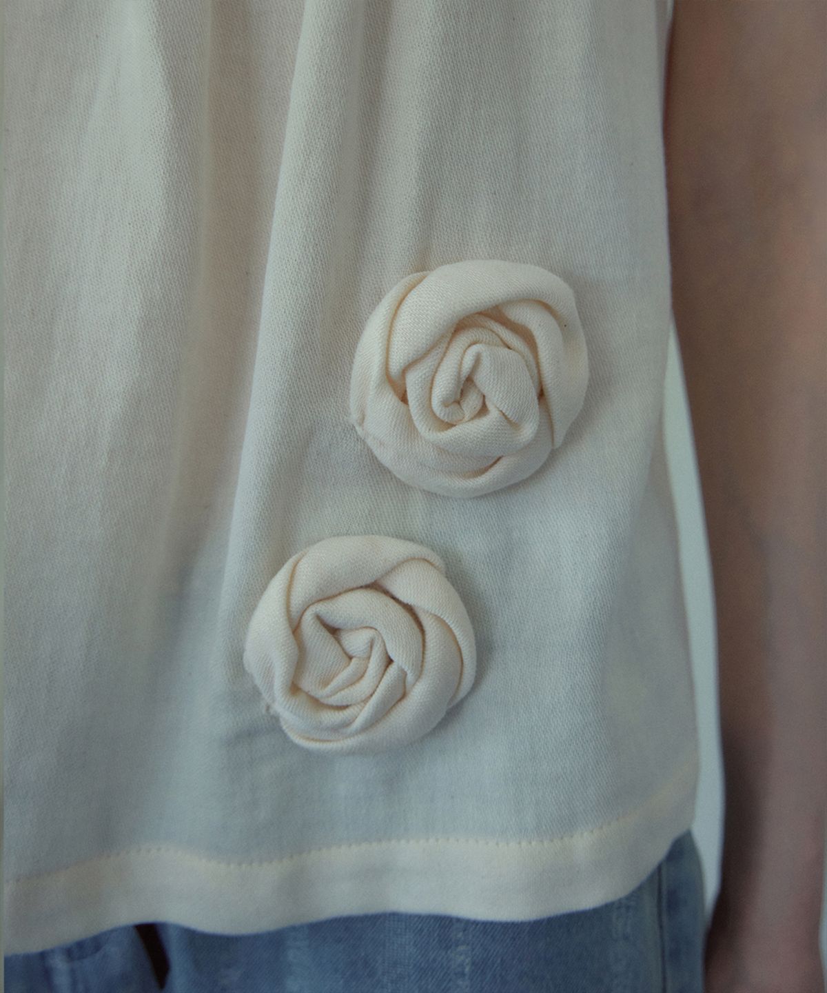 아우어노스텔지아(OURNOSTALGIA) Rose Vine Sleeveless Blouse_Cream(OB6BL10)