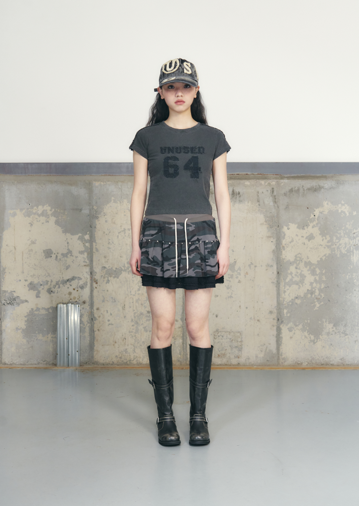 언유즈랩(UNUSEDLAB) 스터드 카모 미니 스커트 [차콜]