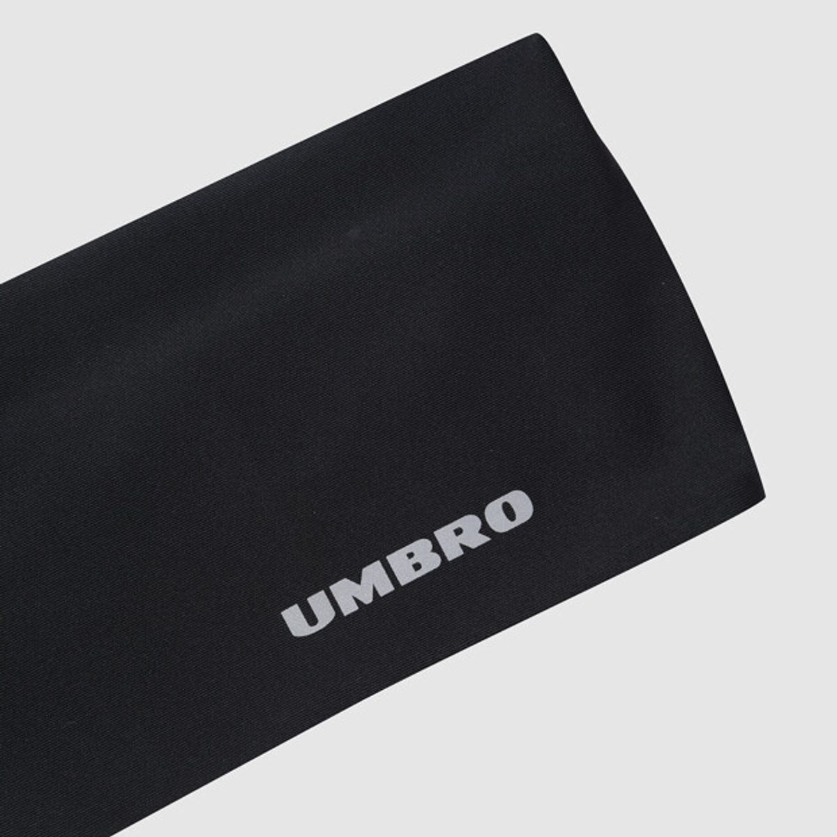 엄브로(UMBRO) 퍼포먼스 타이 헤어밴드 블랙 UR323SAO71