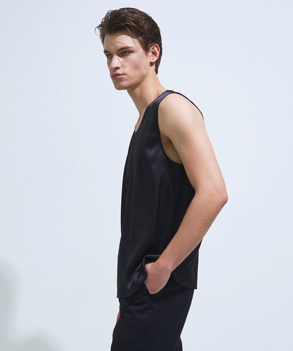 페크(PEQ) SATIN SLEEVELESS TOP (BLACK)